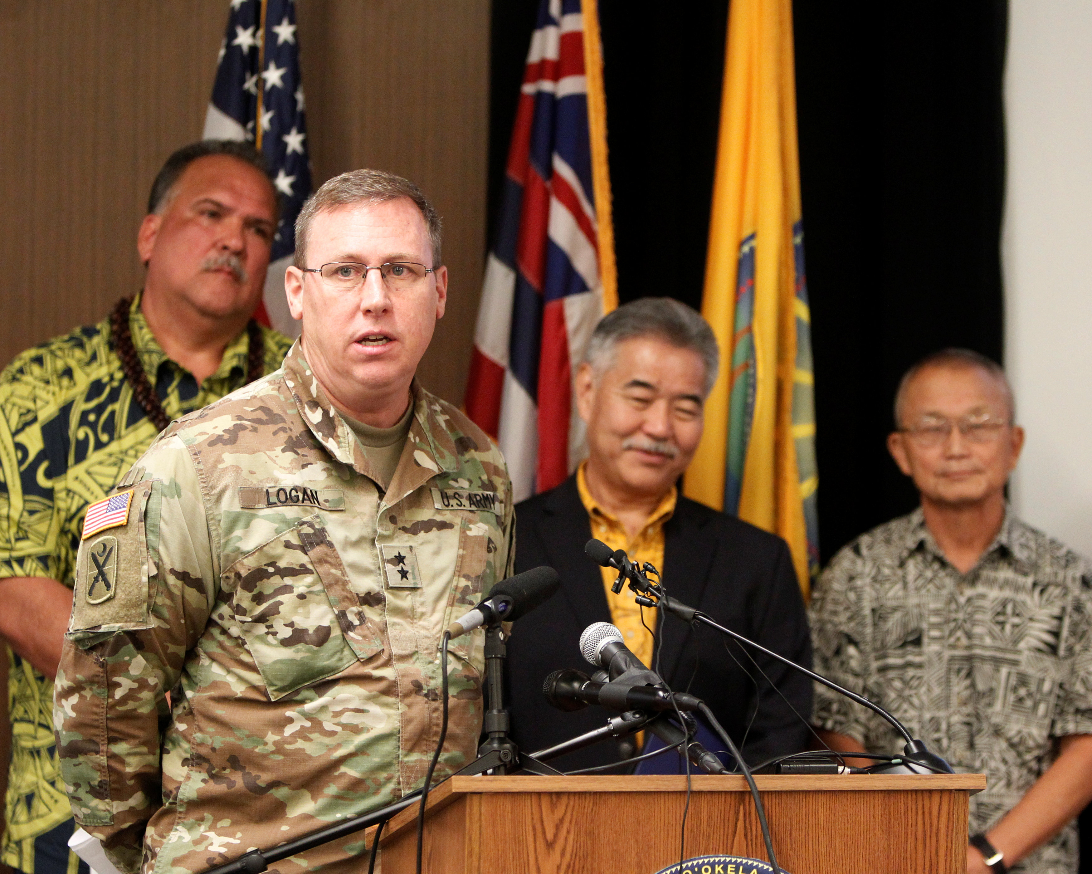 El general Arhur J. Logan, el alcalde de Kauai Bernard Carvalho, el gobernador de Hawaii David Ige y el administrador de HEMA Vern Miyagi, durante una conferencia de prensa anunciando la vuelta de las sirenas de alerta  (Reuters)