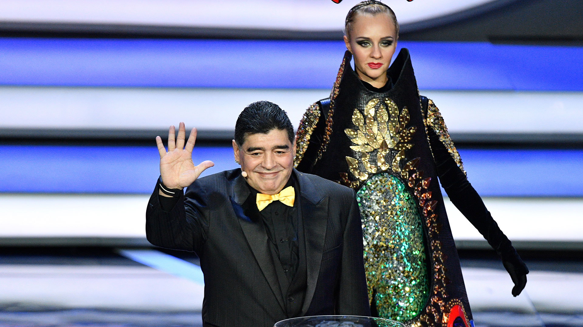 Diego Armando Maradona y su moño, una de las imágenes más comentadas (AFP)