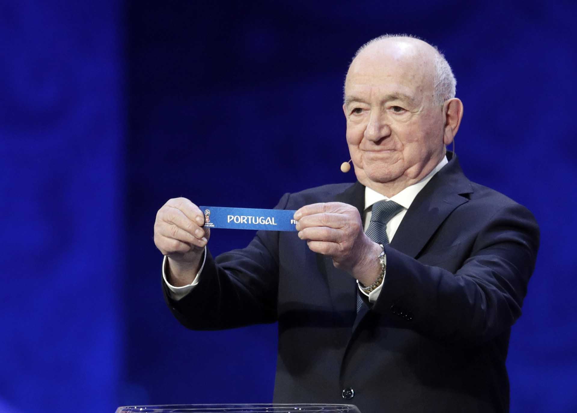 Nikita Simonyan, ex jugador ruso, muestra que Portugal va al grupo B (AP Photo/Dmitri Lovetsky)