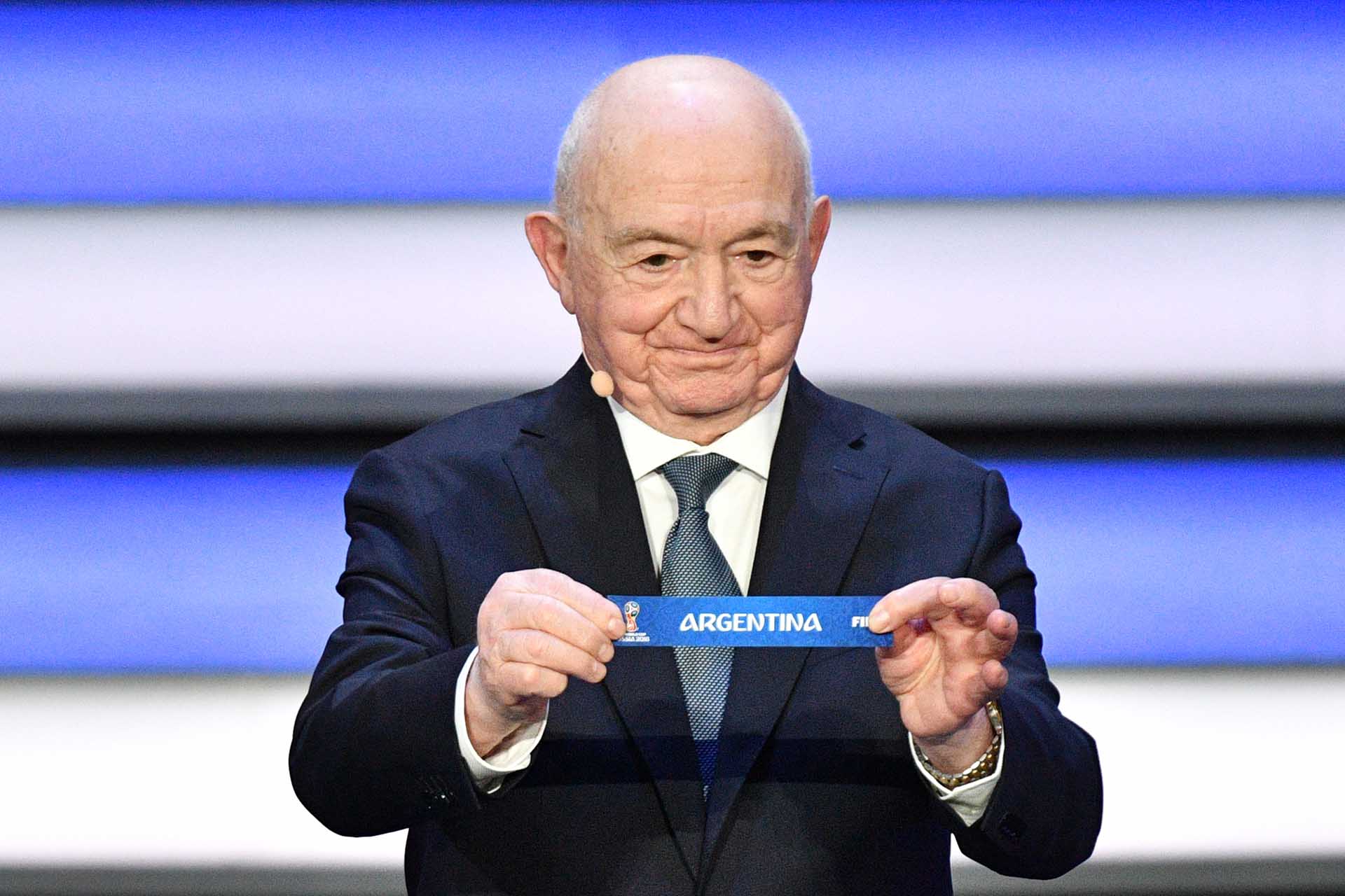 Nikita Simonyan exhibe el papel de la Argentina, cabeza de serie del grupo D (AFP Photo / Mladen Antonov)
