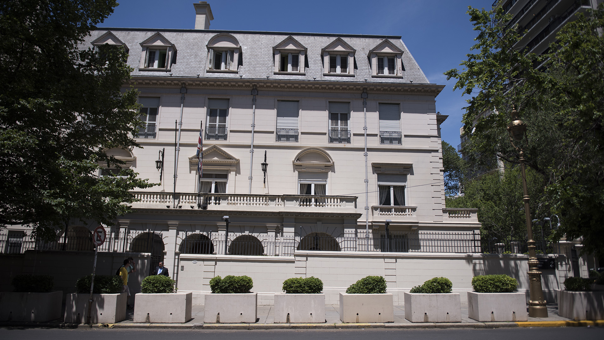 La fachada de la Residencia Británica ubicada sobre las calles Newton y Gelly Obes, en La Isla