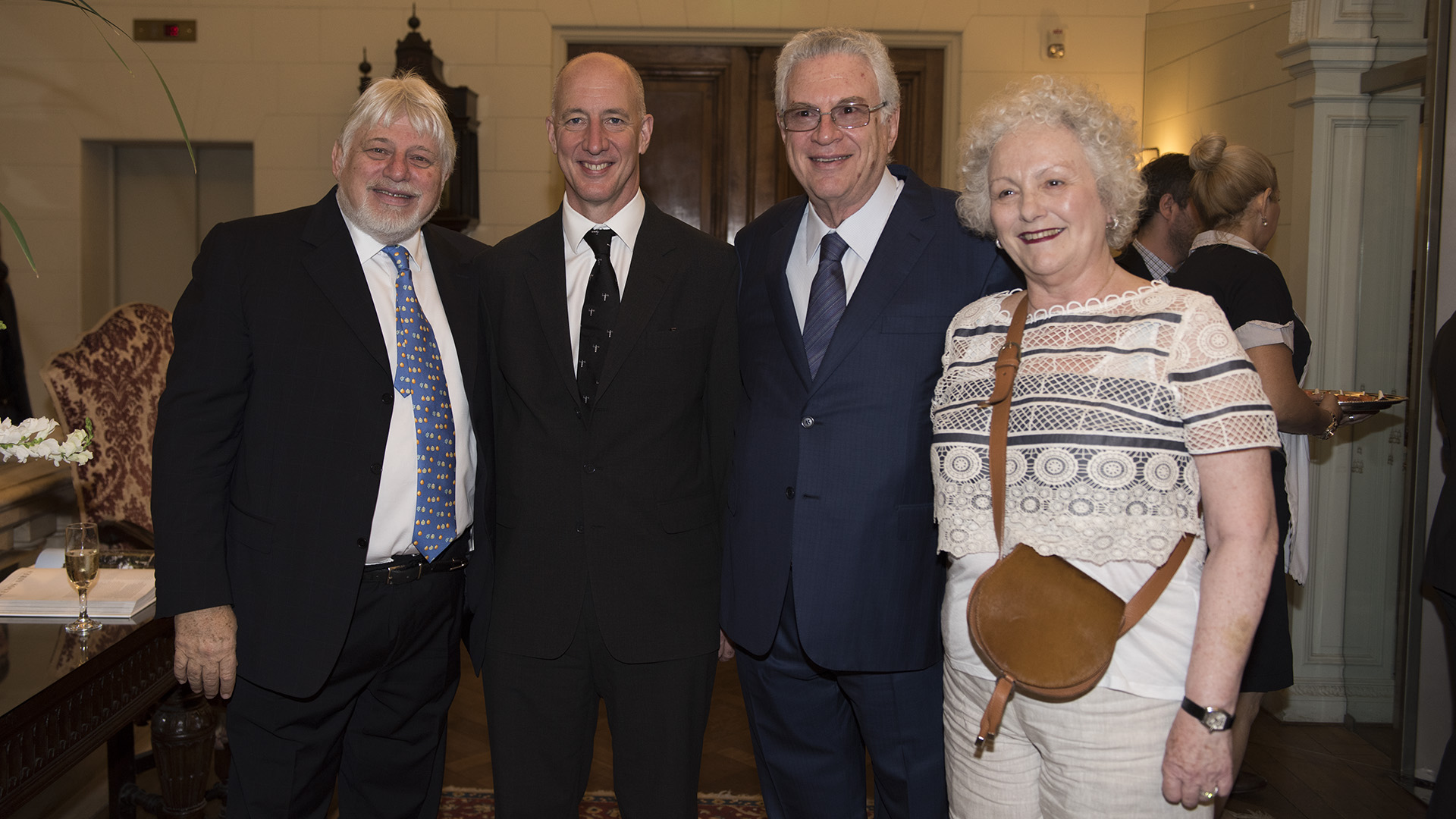Mark Kent junto a Adrián y Daniel Werthein
