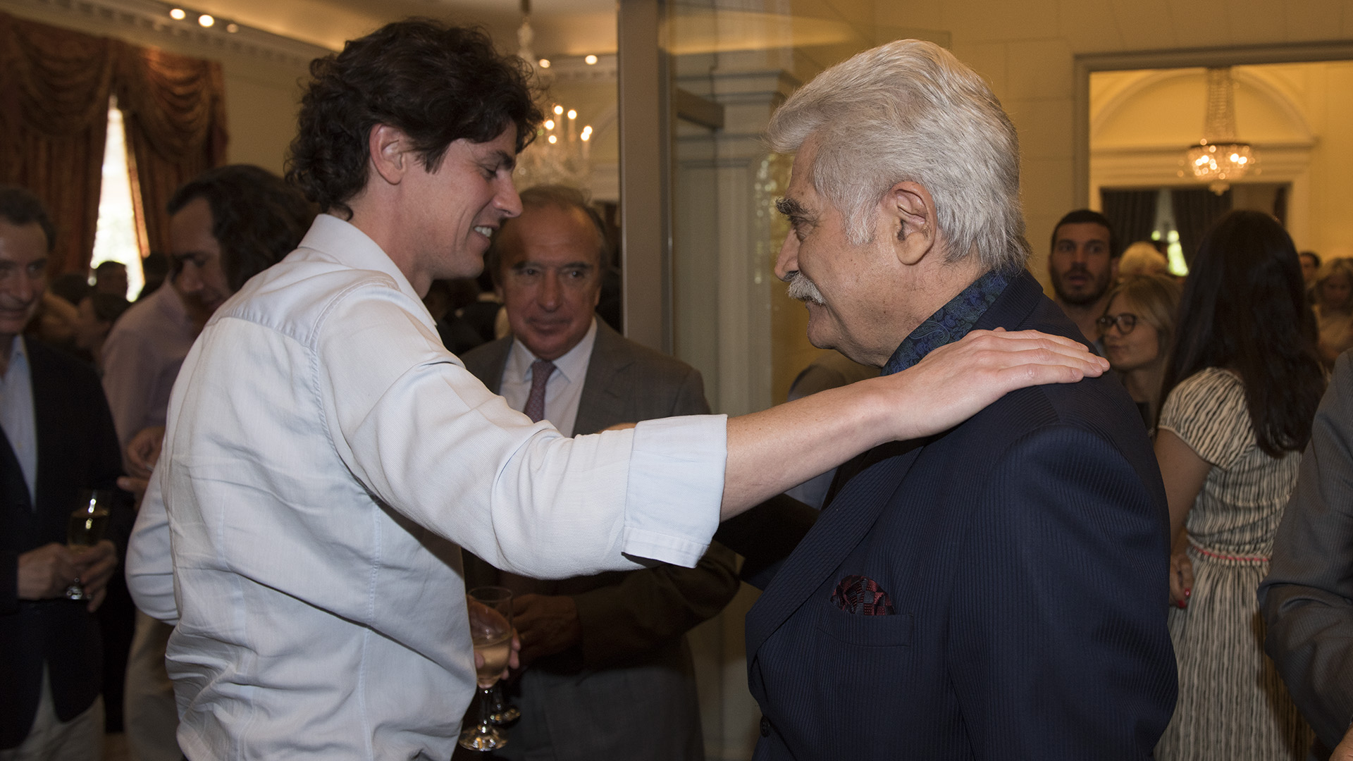 El saludo entre Martín Lousteau y Jorge Asís