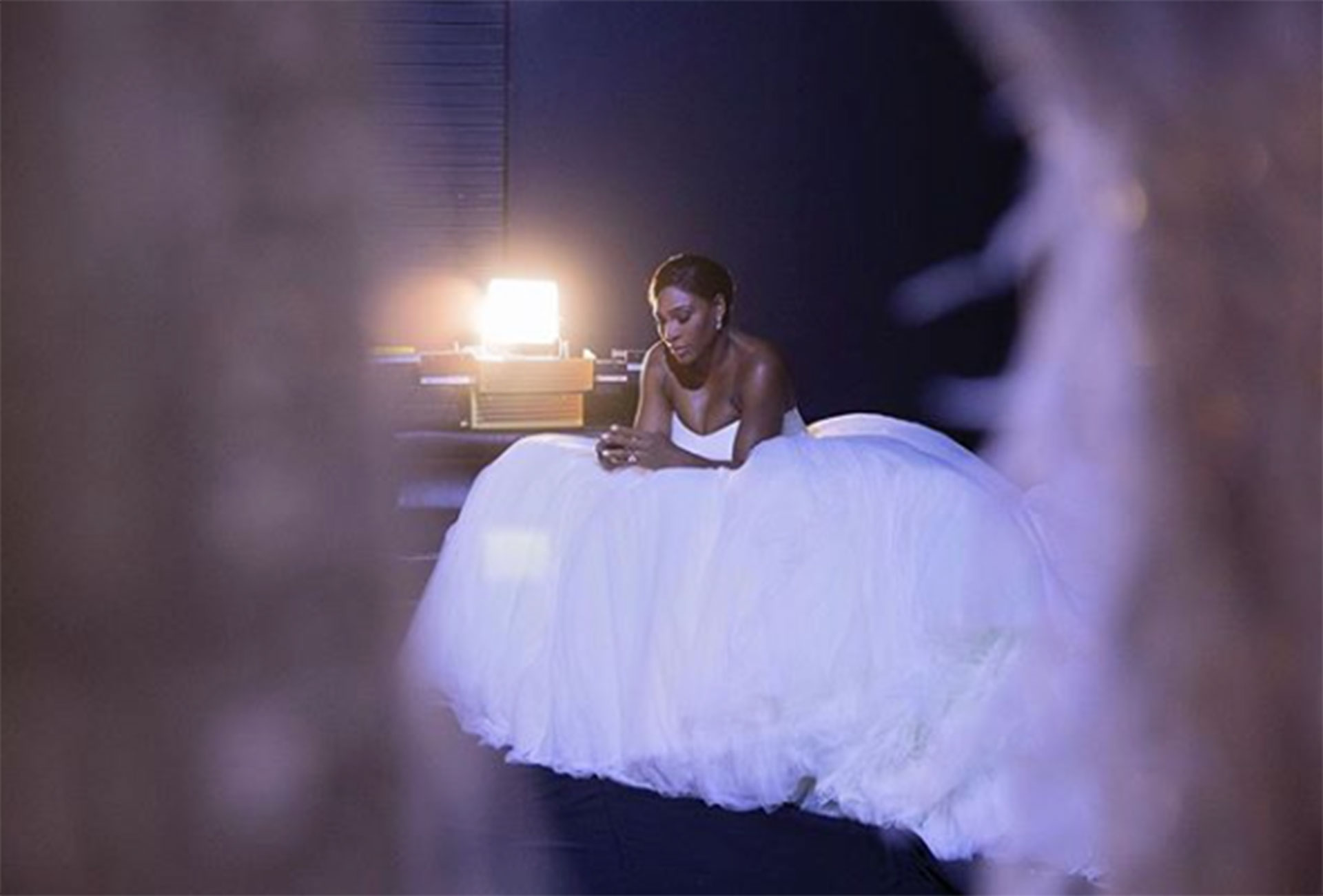 El vestido, un elegante diseño strapless, ceñido en la cintura y con una enorme falda de múltiples velos, digo de una novia de cuento de hadas.