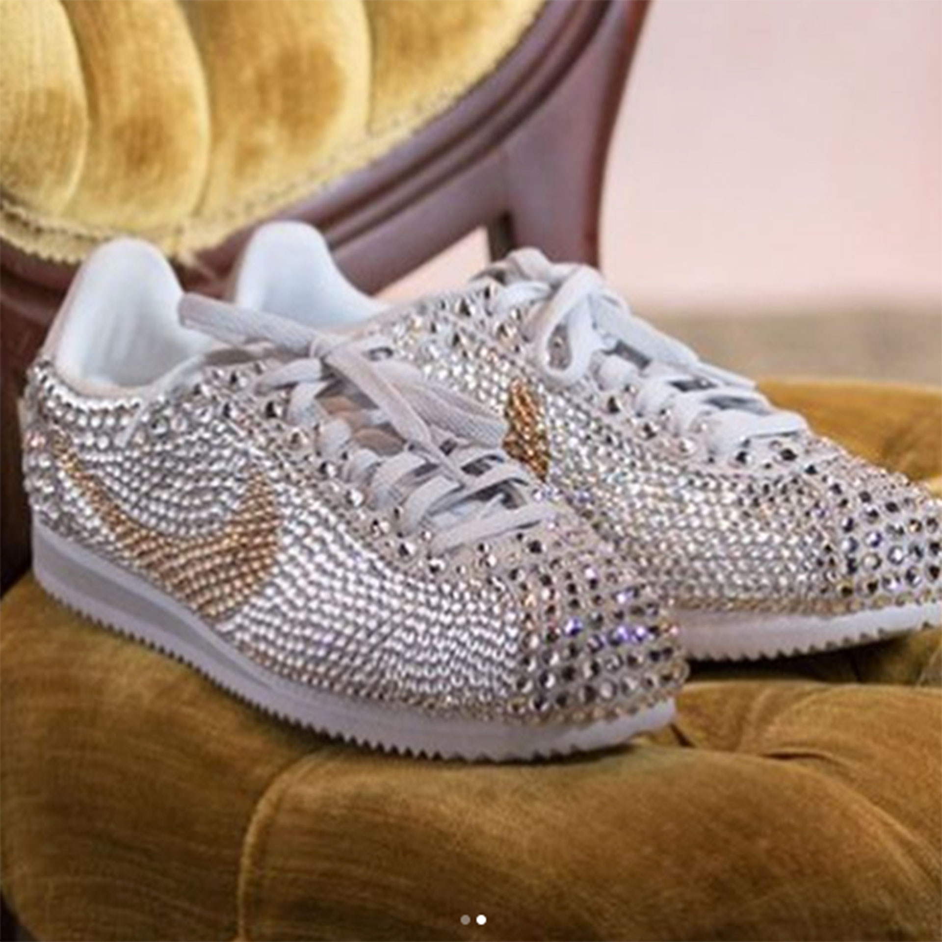 En un momento de los festejos la tenista cambió de zapatos y optó por un calzado mucho más cómodo: una edición especial de los Nike Cortez hechos de brillantes.