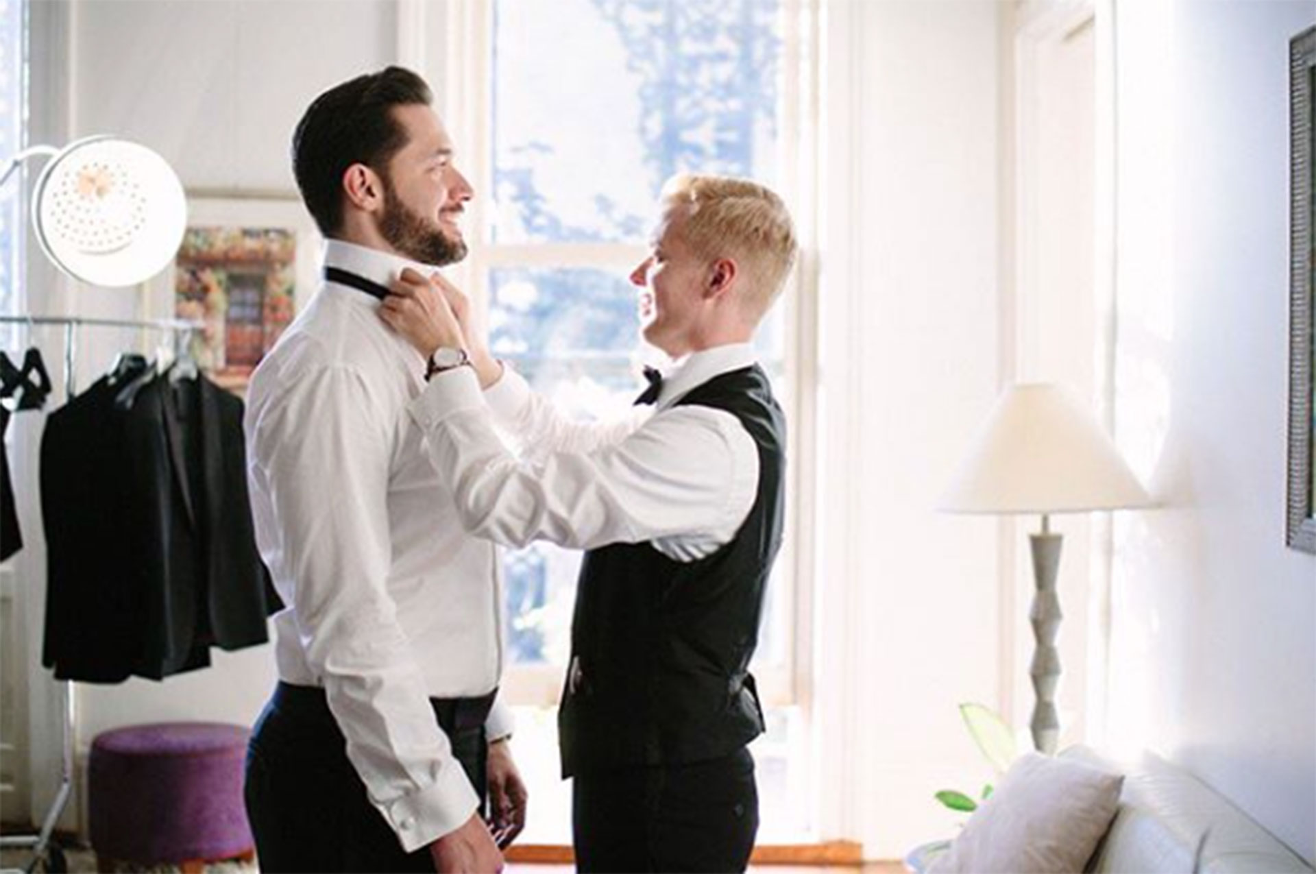 El novio lució un traje Armani.