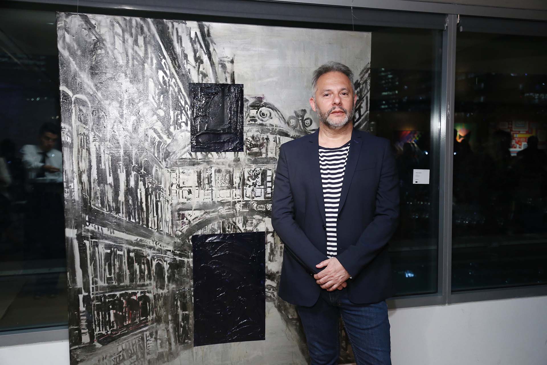 Sergio Bazán, artista y docente, frente a su obra “Venecia”