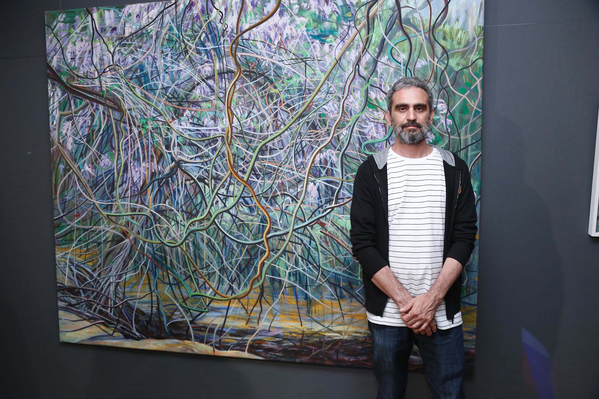 El artista Adrian Paiva y su obra “Glicina”
