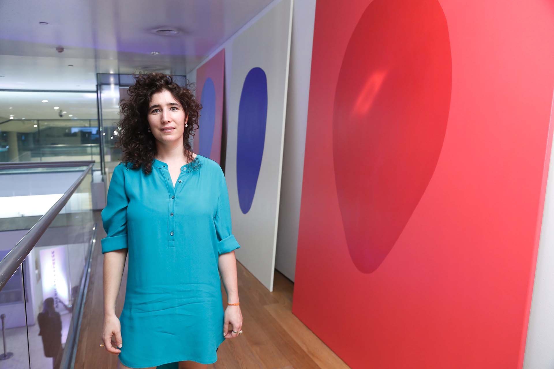 Magali Milkis frente a sus obras. Diderot.Art propone un cambio en la forma de interactuar con la producción de artistas locales, e impulsa una nueva tendencia de consumo y descubrimiento online de arte
