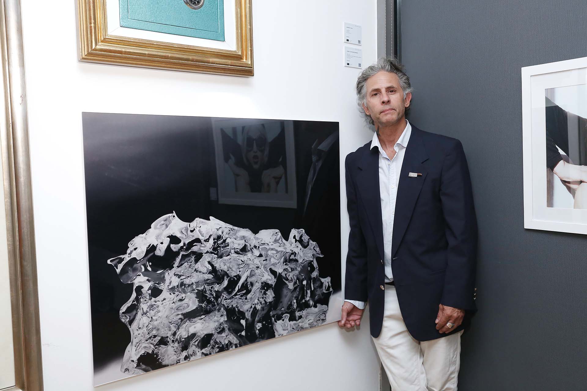 El fotógrafo Henry Von Wartenberg delante de su obra “Black Rock”. “Nuestra plataforma otorga a los artistas locales una visibilidad sin precedentes y, al mismo tiempo, impulsa la creación de nuevos compradores y coleccionistas, promoviendo un círculo virtuoso que complementa y amplía el mercado de compra de arte actual”, explicó Lucrecia Cornejo, directora y cofundadora
