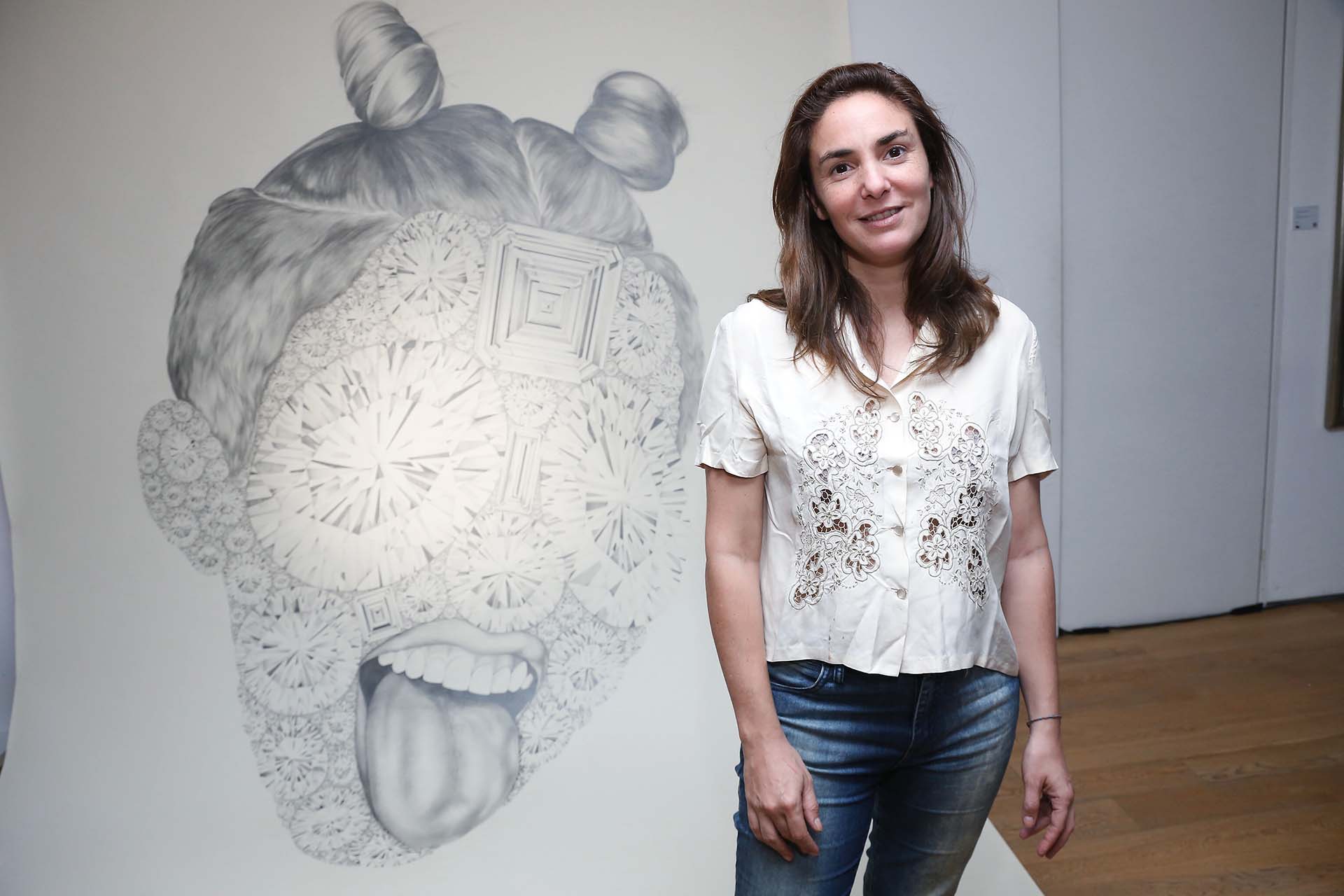 La artista Luciana Rondolini delante de dibujo de alto impacto: “Obra a gran escala”. El público encuentra en Diderot.Art un espacio para comprar arte y comenzar su propia colección para el hogar u oficina, sin necesidad de ser conocedor de la escena local. Para ello, la plataforma de arte online ofrece asesoramiento personalizado para sus clientes y un servicio especial de Curaduría en Colecciones de Arte