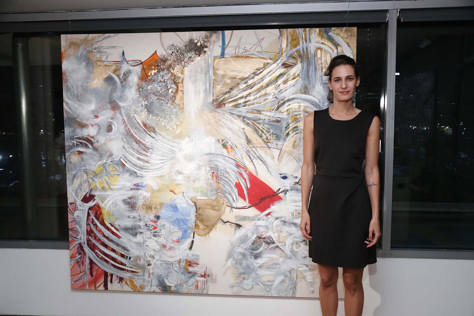 La artista Sofia Mastai. Todas las obras exhibidas son seleccionadas por la curadora Estefanía Jaugust, quien trabaja de cerca con los artistas para lograr una oferta representativa de su producción e identidad creativa