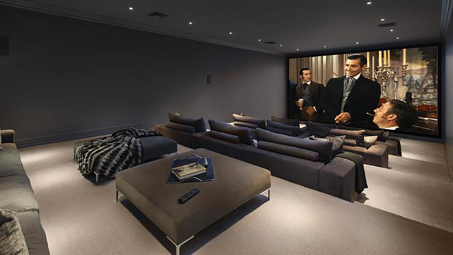La vivienda tiene un cine privado, entre otras comodidades (Jim Barstsch)