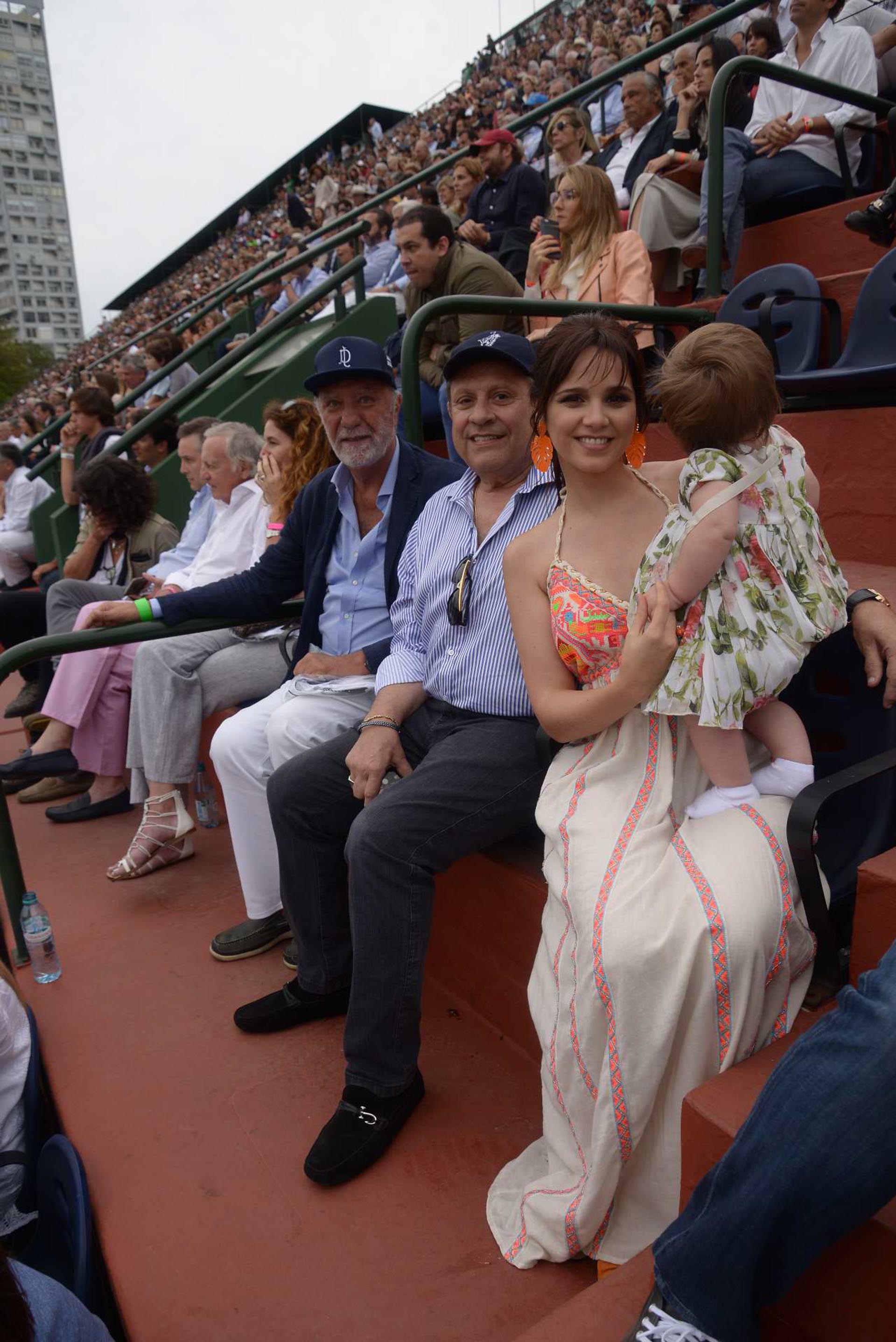 Pedro Costoya junto a Néstor Abatidaga, director corporativo del Grupo Sancor Seguros, junto a su mujer Natali Márquez-directora creativa de Brezza- y su hija Alma