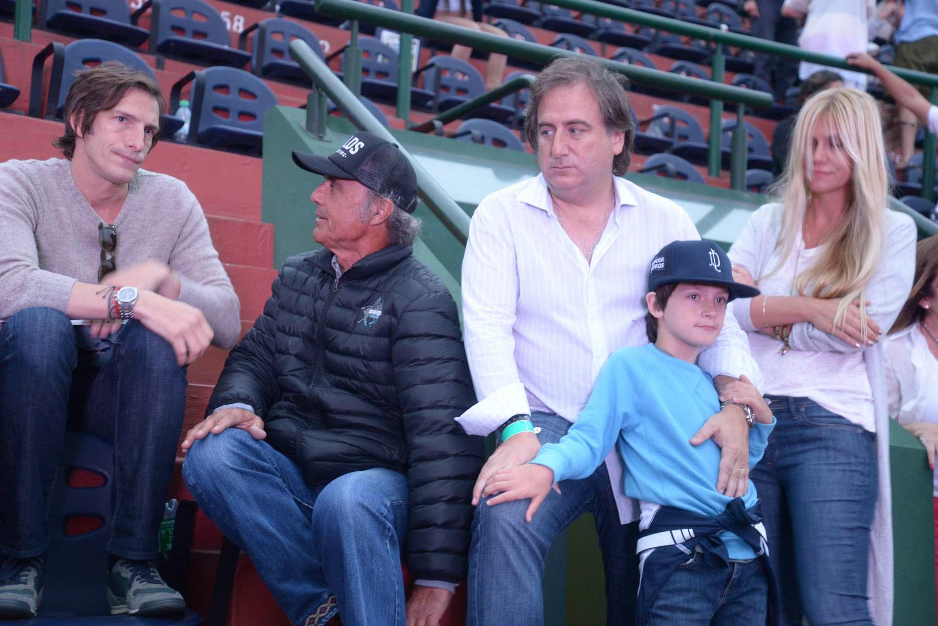 Iván de Pineda, Ernesto Trotz, Tato Lanusse y su hijo Alfonso, y Luz Barrantes