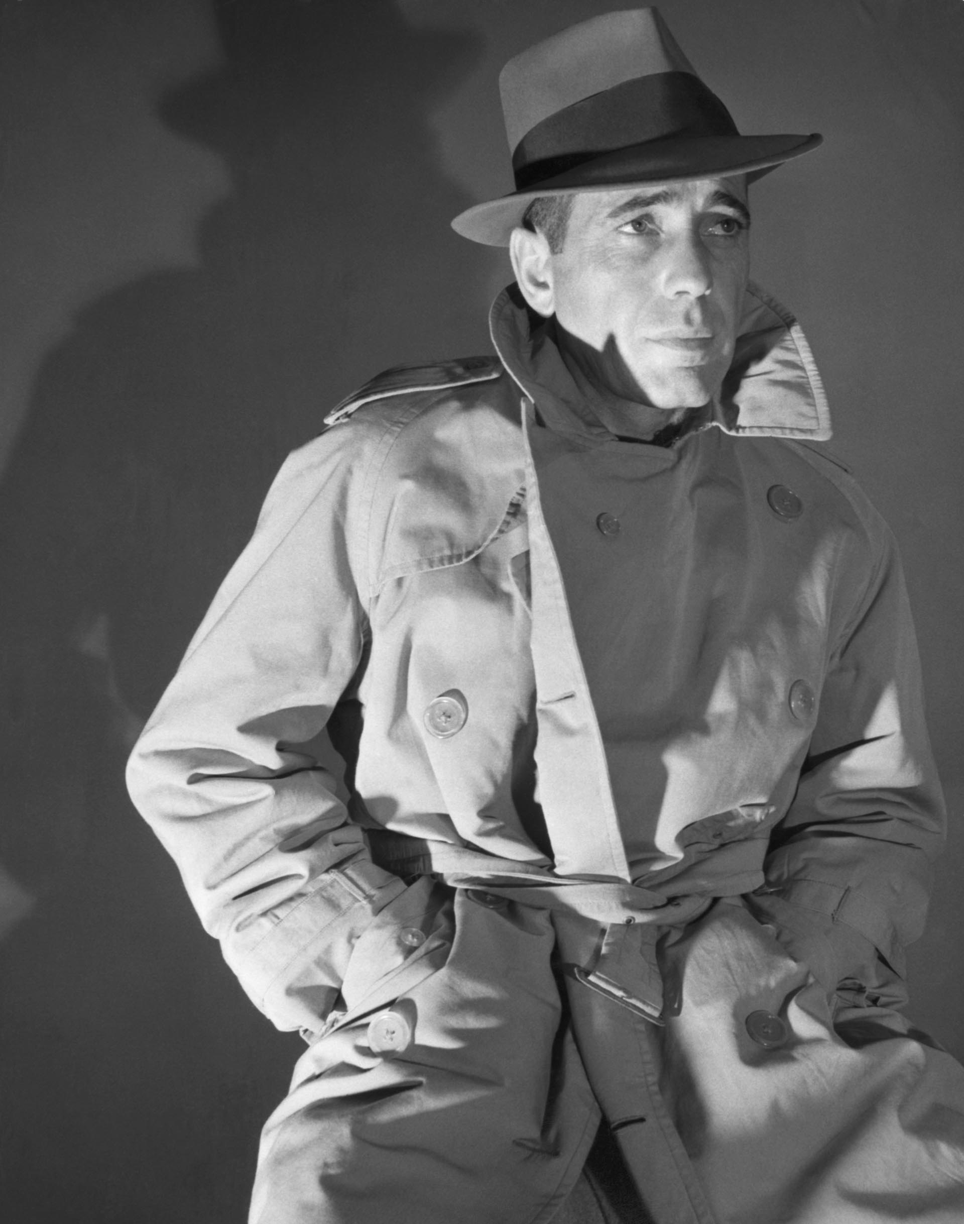 El trench y el sombrero fedora, dos marcas que persisten en el cine policial