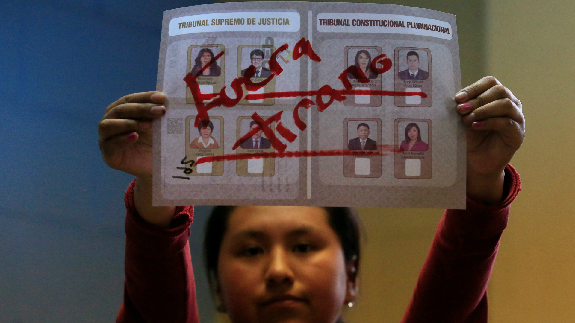 Una mujer sostiene el el papel del voto alterado que declara el voto como nulo. (Reuters)