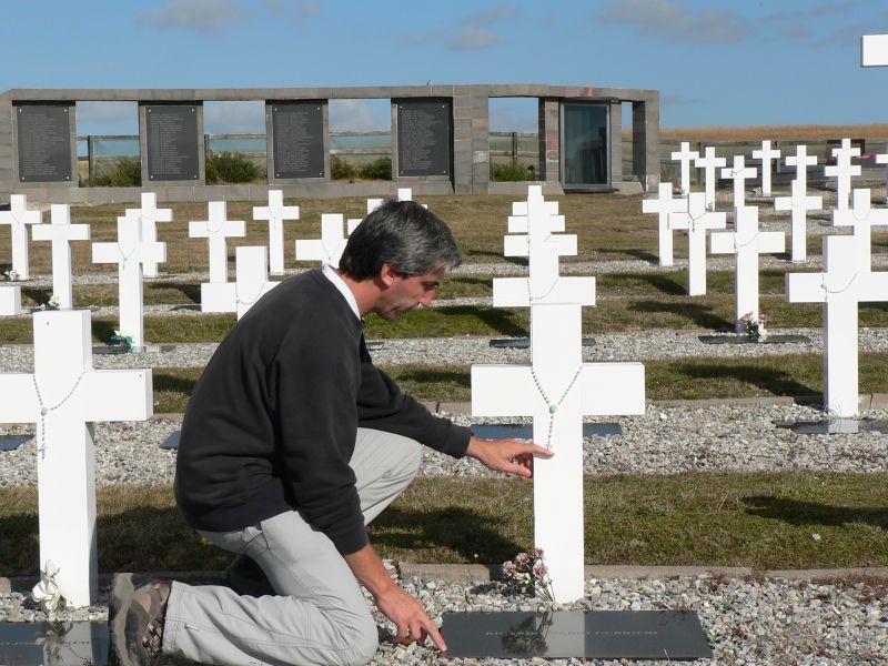 Julio Aro en el Cementerio de Darwin