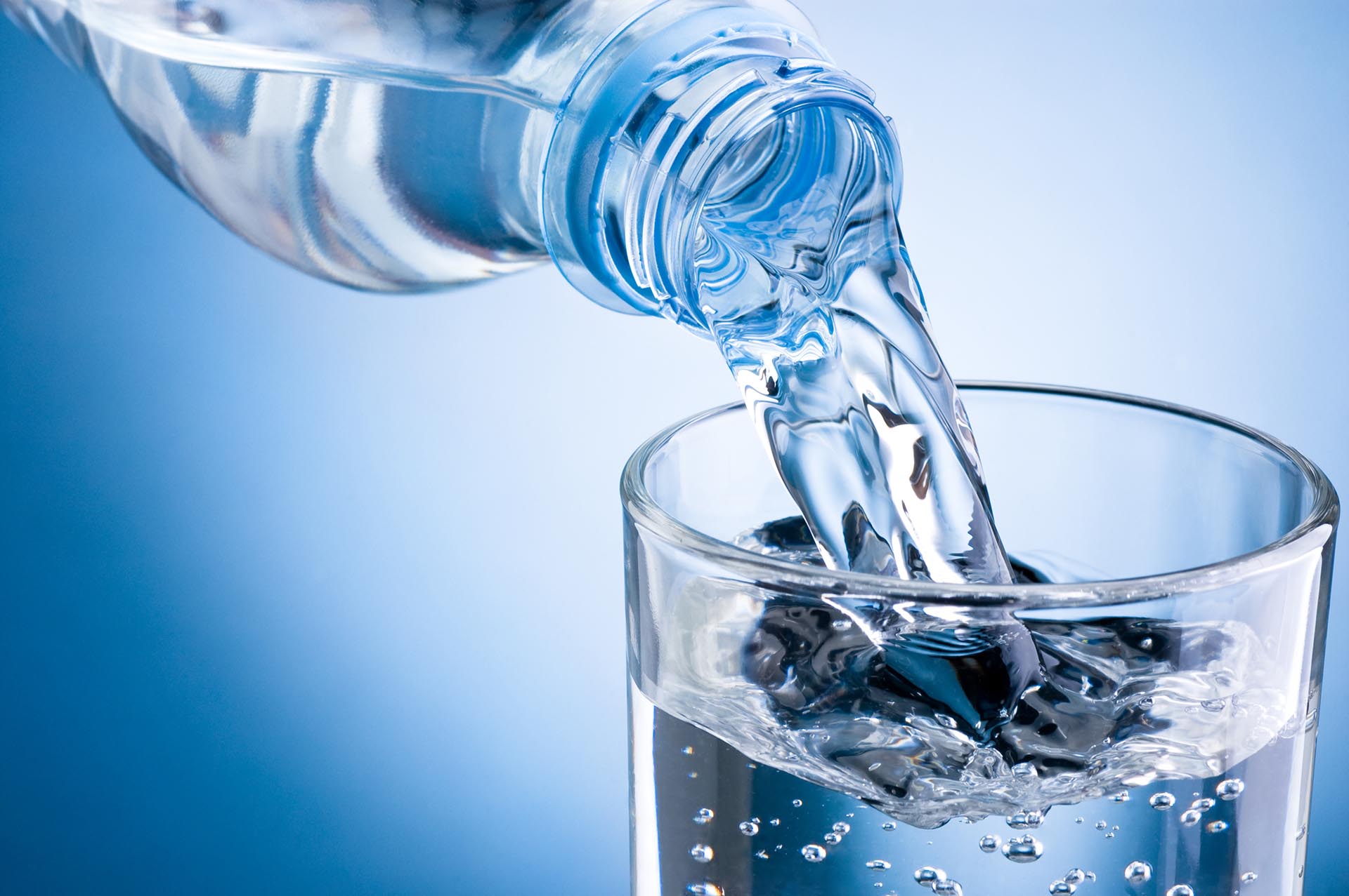 Beber agua fría ayuda a perder peso (Getty)