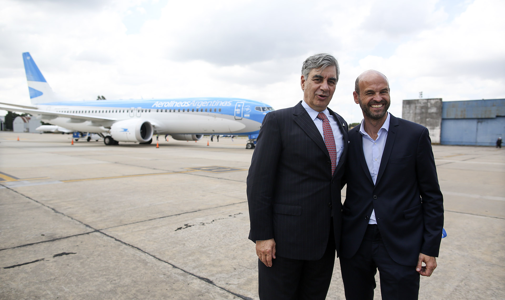 “Sumar un Boeing 737 MAX 8 a nuestra flota es una señal más del crecimiento que estamos planeando para nuestra compañía”, aseguró Mario Dell’Acqua, presidente de Aerolíneas Argentinas, junto al ministro Guillermo Dietrich