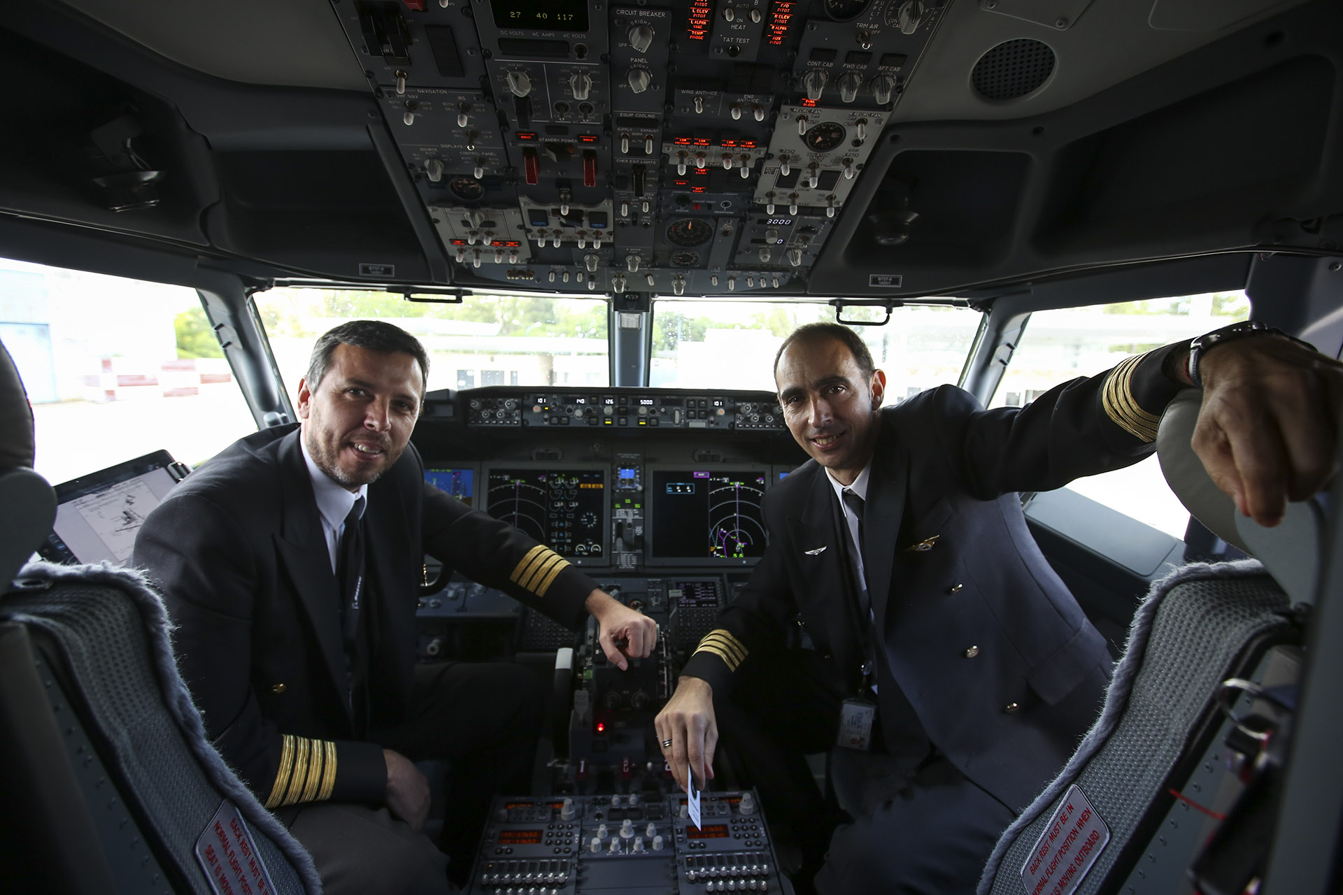 Los pilotos Daniel Hachim y Juan Carlos Bassini con un panel de instrumentos más moderno