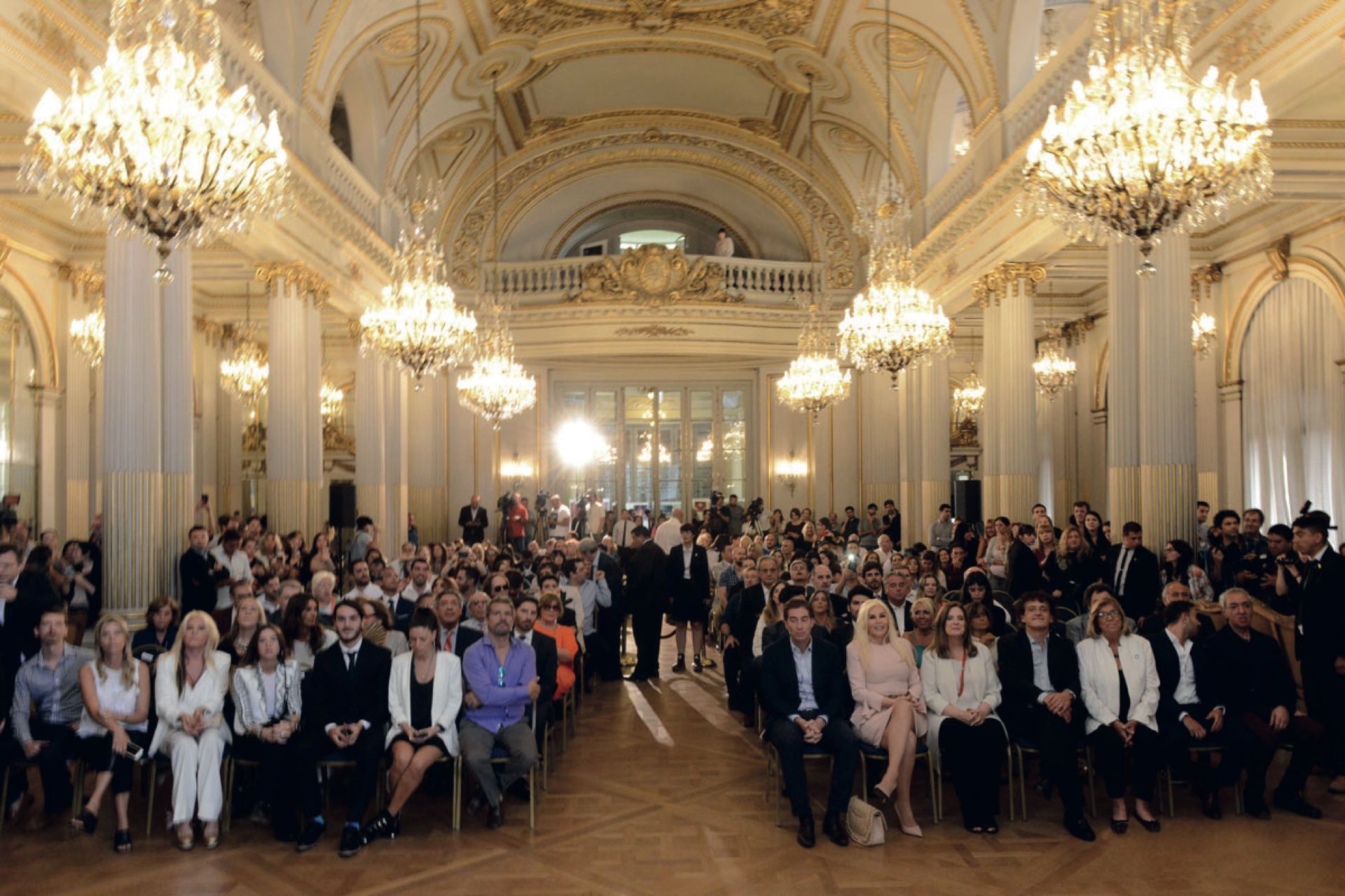 El salón Dorado colmado de fans, familiares y amigos