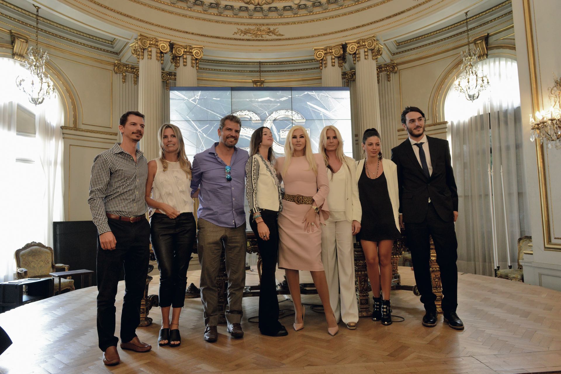 Después del acto, Susana posó junto a sus tres hermanos –Federico, Carolina y Patricio–, su hija Mecha Sarrabayrouse y sus nietos Lucía y Manuel Celasco, quien fue junto a su novia, Cony.