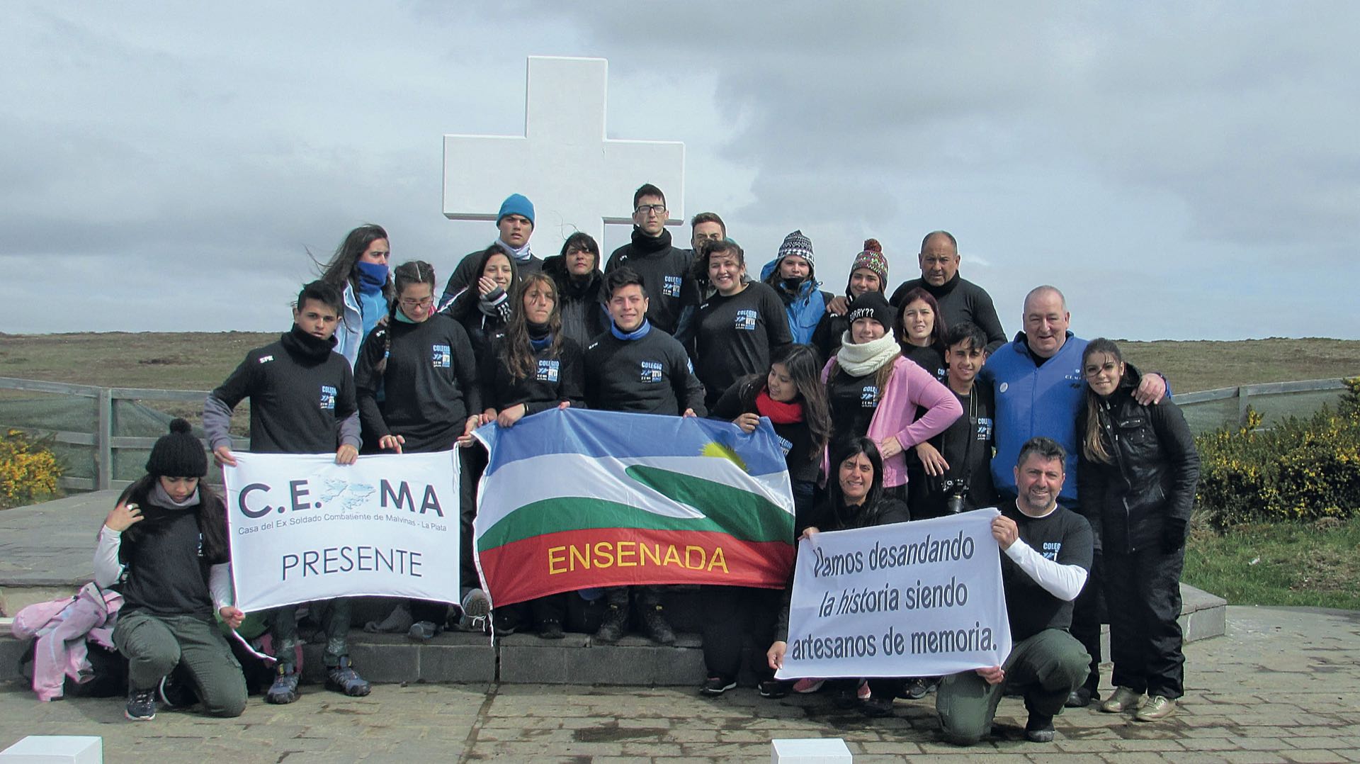 Alumnos y docentes en el cementerio argentino.