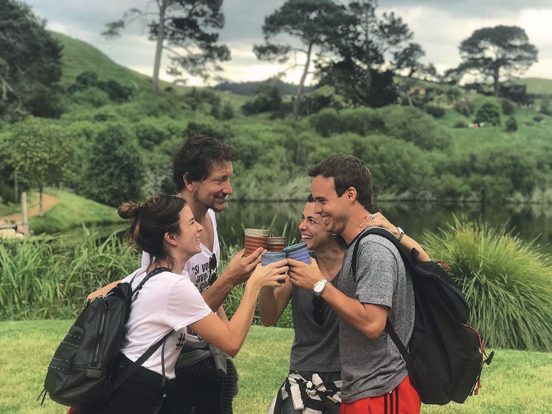 Ambos junto a Benjamín Rojas y su mujer, Martina Sánchez Acosta, en Hobbiton, la tierra donde se filmaron El Señor de los Anillos y El hobbit. En dos semanas volverán a Buenos Aires, ya que el 4 de enero reestrenarán El otro lado de la cama en el teatro Metropolitan.