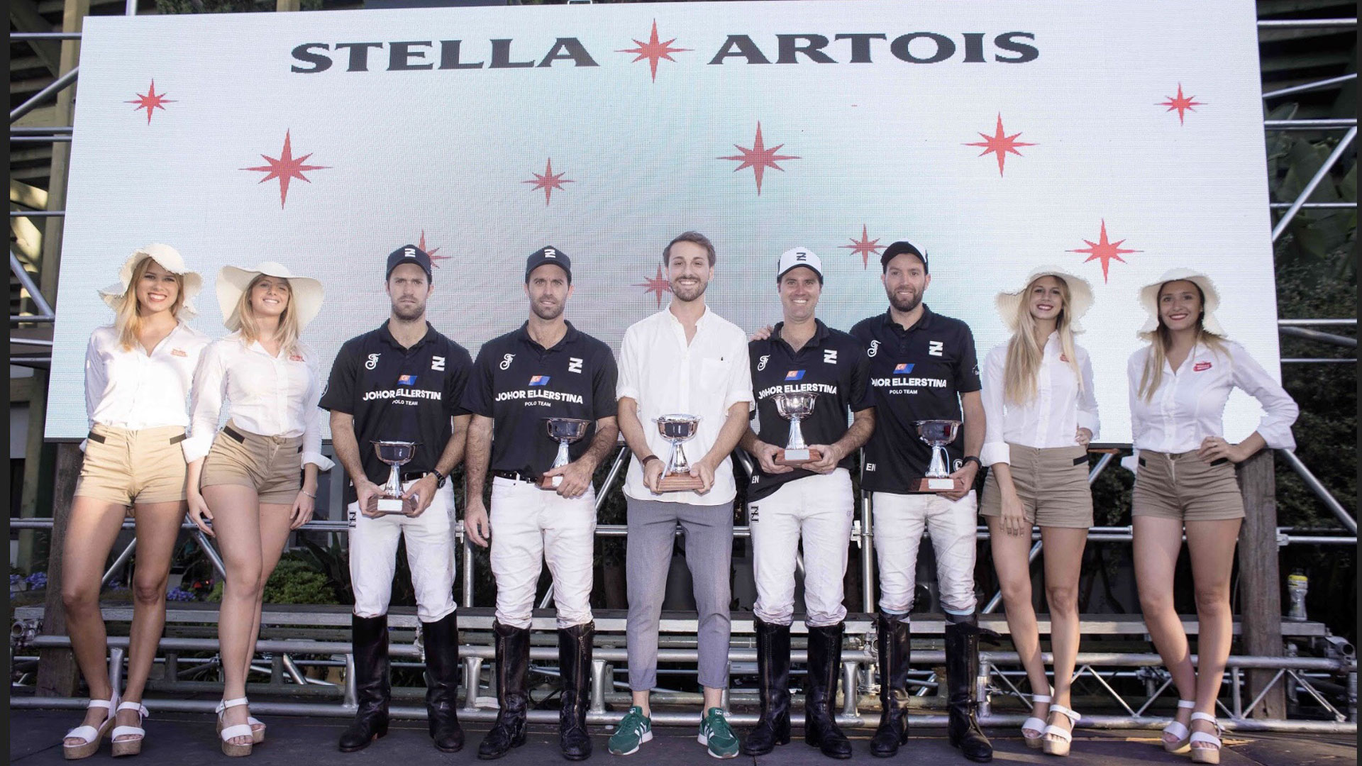La entrega de la Copa Stella Artois al equipo Ellerstina