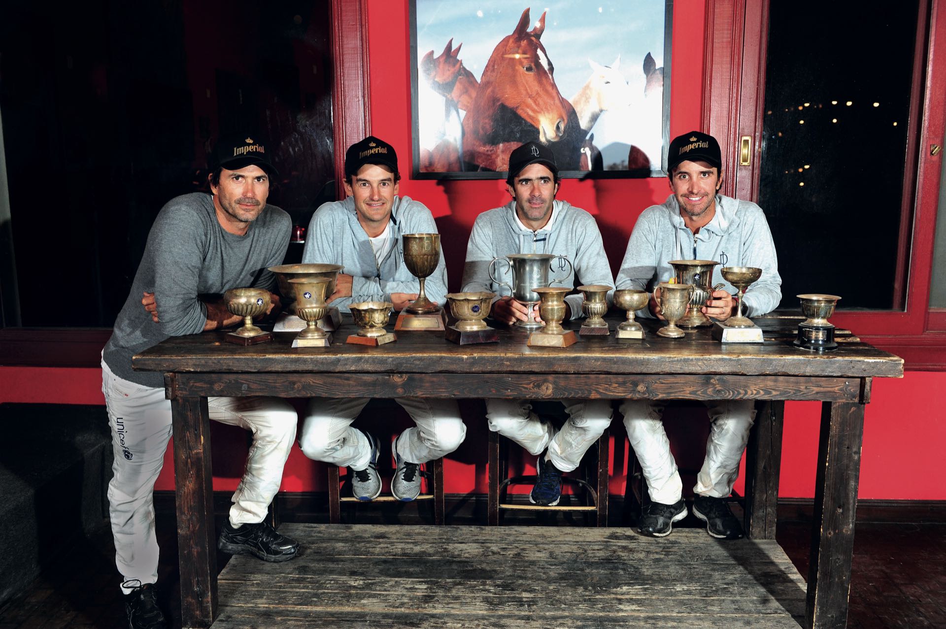 Traigan vino que copas sobran: de izquierda a derecha, AC, David “Pelón” Stirling, Juan Martín Nero y Pablo McDonough, los cuatro fantásticos del polo actual, en el Chapa Bar de General Rodríguez.