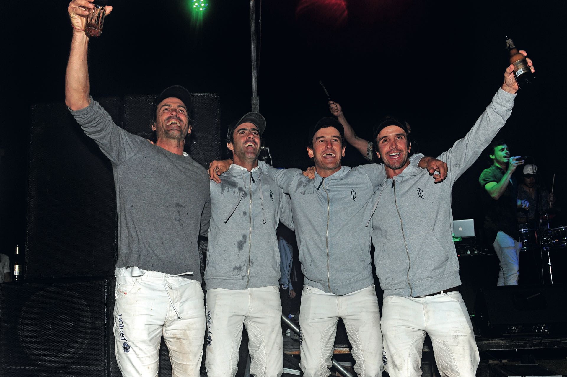 Los campeones celebran en medio de la pista al aire libre
