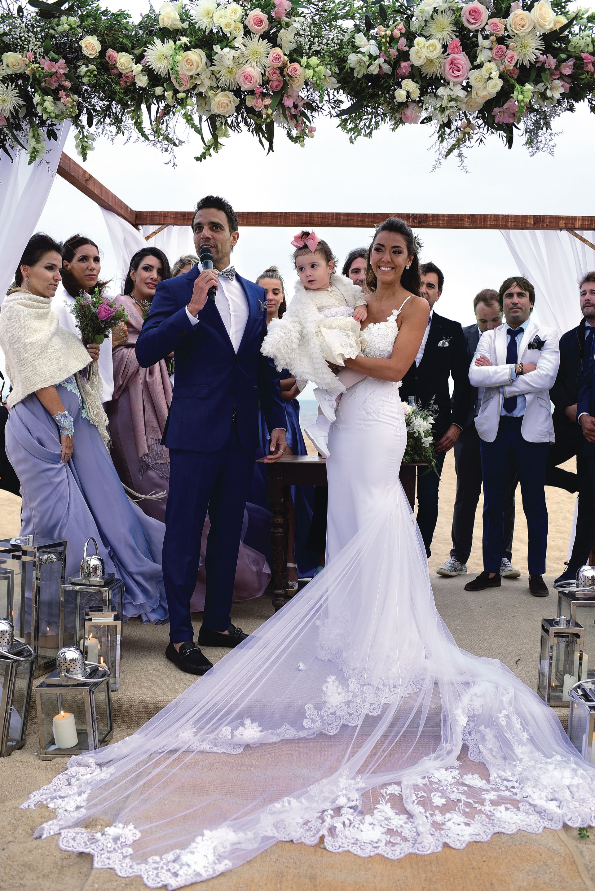 No fue por iglesia pero si con vestido blanco y ceremonia. Moorea les llevo los anillos a sus papás