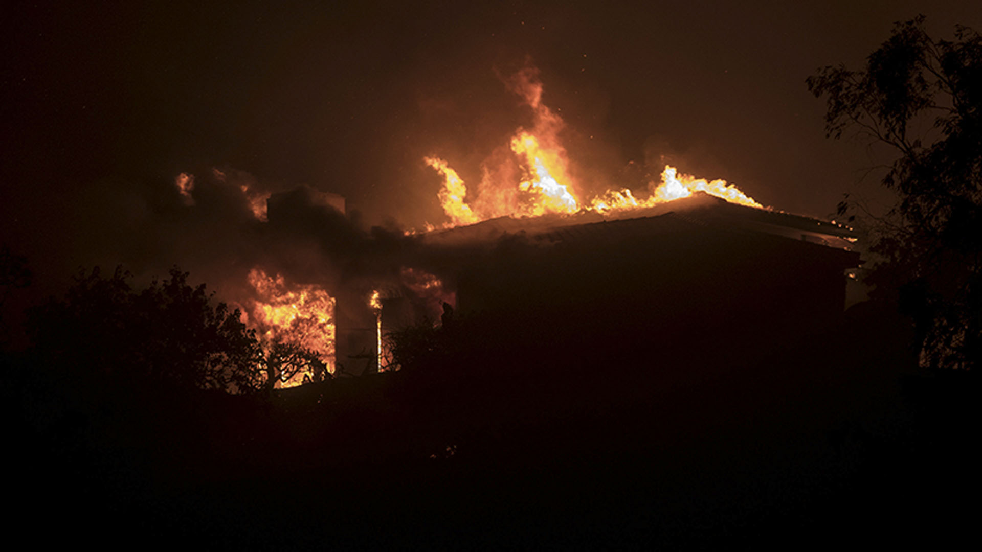 El incendio forestal comenzó en un cañón cerca de la localidad de Santa Paula, al noroeste de Los Ángeles, y a las 04.00 hora local de hoy (12:00 GMT) había llegado a la localidad de Ventura, una ciudad costera con más de 100.000 habitantes, según informaron las autoridades locales