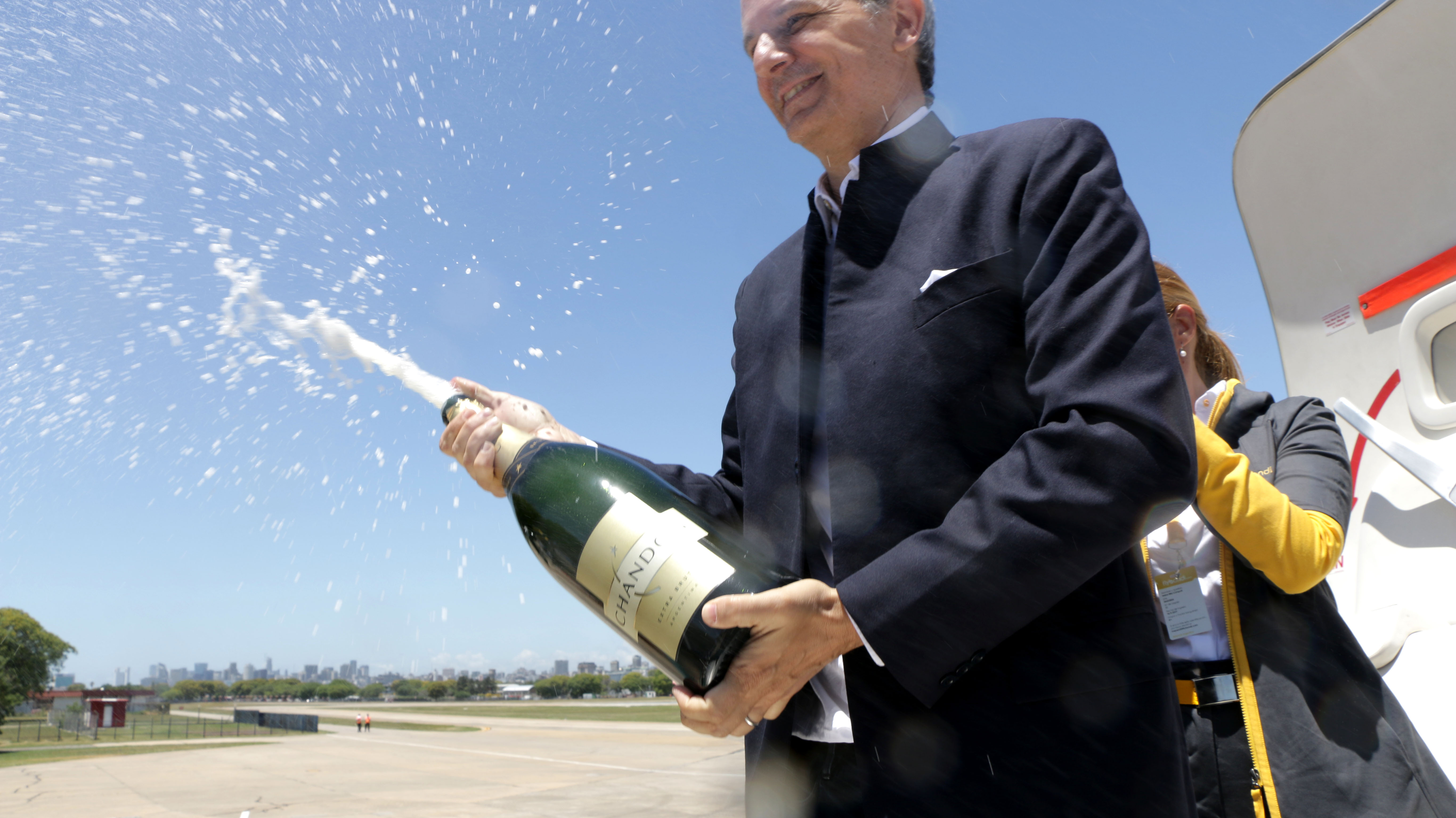 El bautismo del nuevo avión a manos de Cook, CEO de la empresa, con la apertura de una botella de champagne como una tradición en la industria de aeronavegación comercial