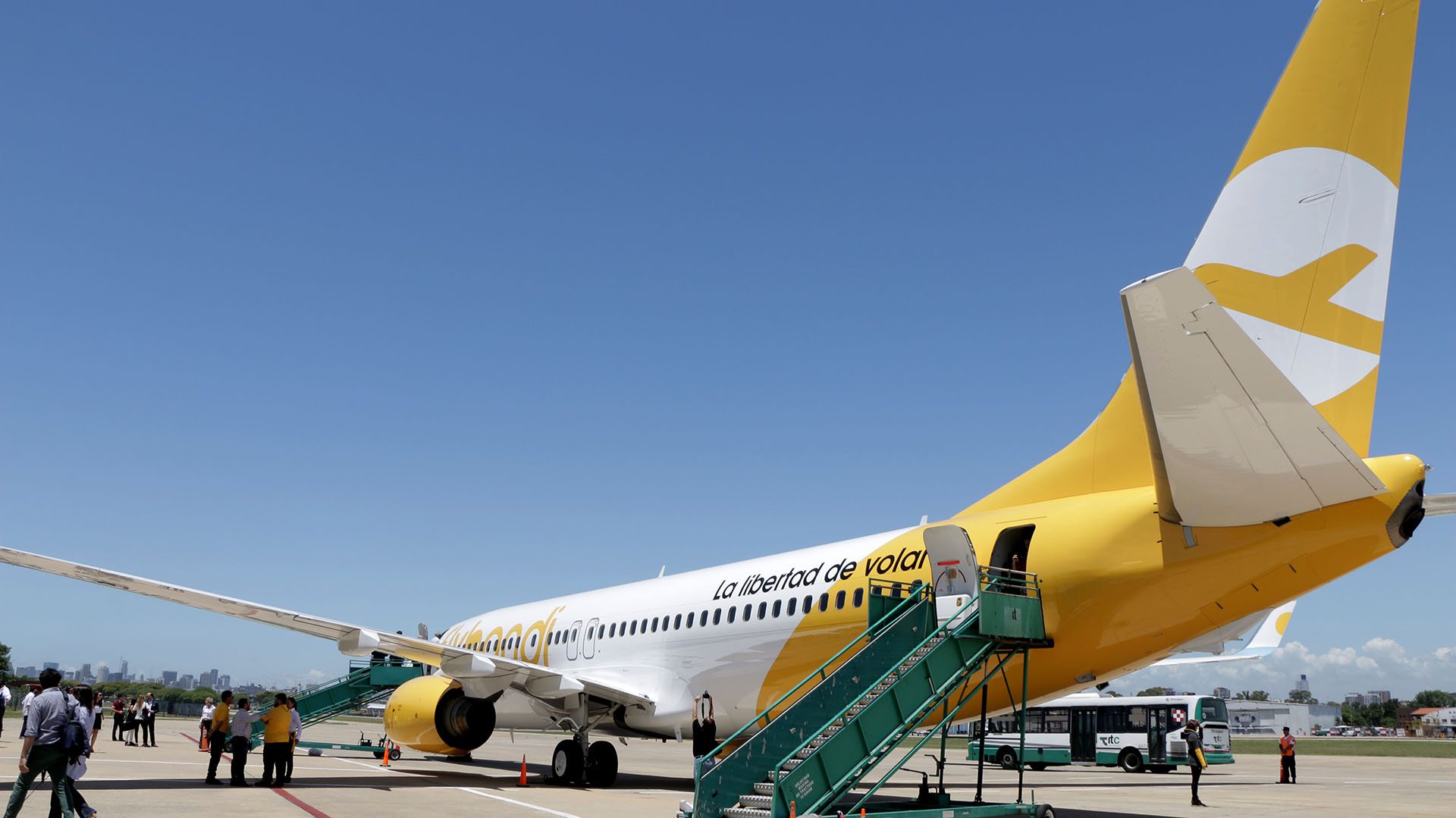 El avión aterrizó por primera vez en Buenos Aires luego de llegar a Córdoba la semana pasada, donde se hizo el primer bautismo con agua
