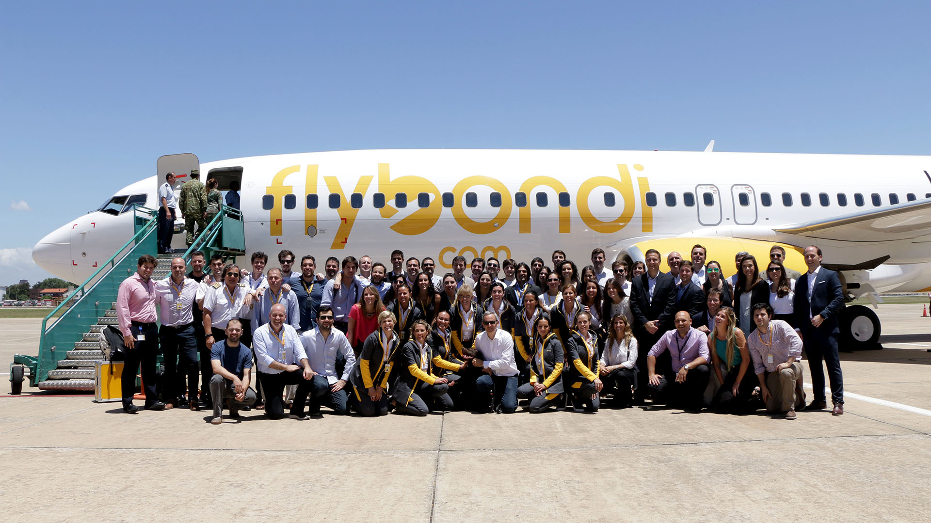 Los empleados de la empresa y parte de la tripulación oficial del primer avión de la empresa en la Argentina