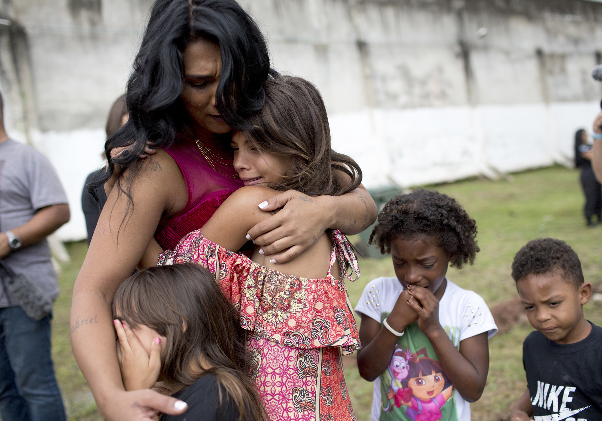 Una de las concursantes, la reclusa Rossana Goncalves, se reencuentra con susu hijos el día del desfile