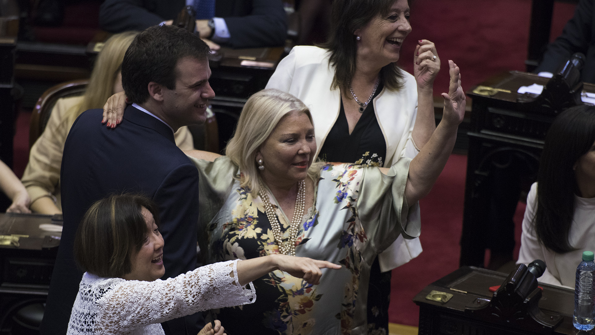 Carrió saluda a los legisladores del oficialismo