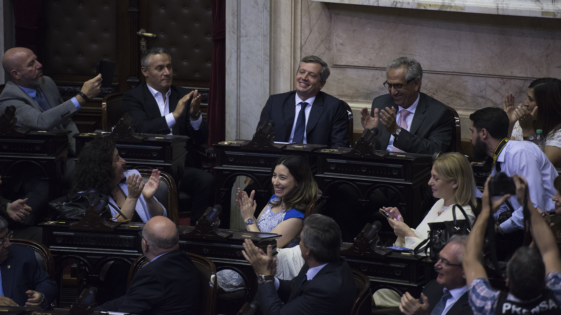 Los legisladores aplauden al presidente de la Cámara, Emilio Monzó