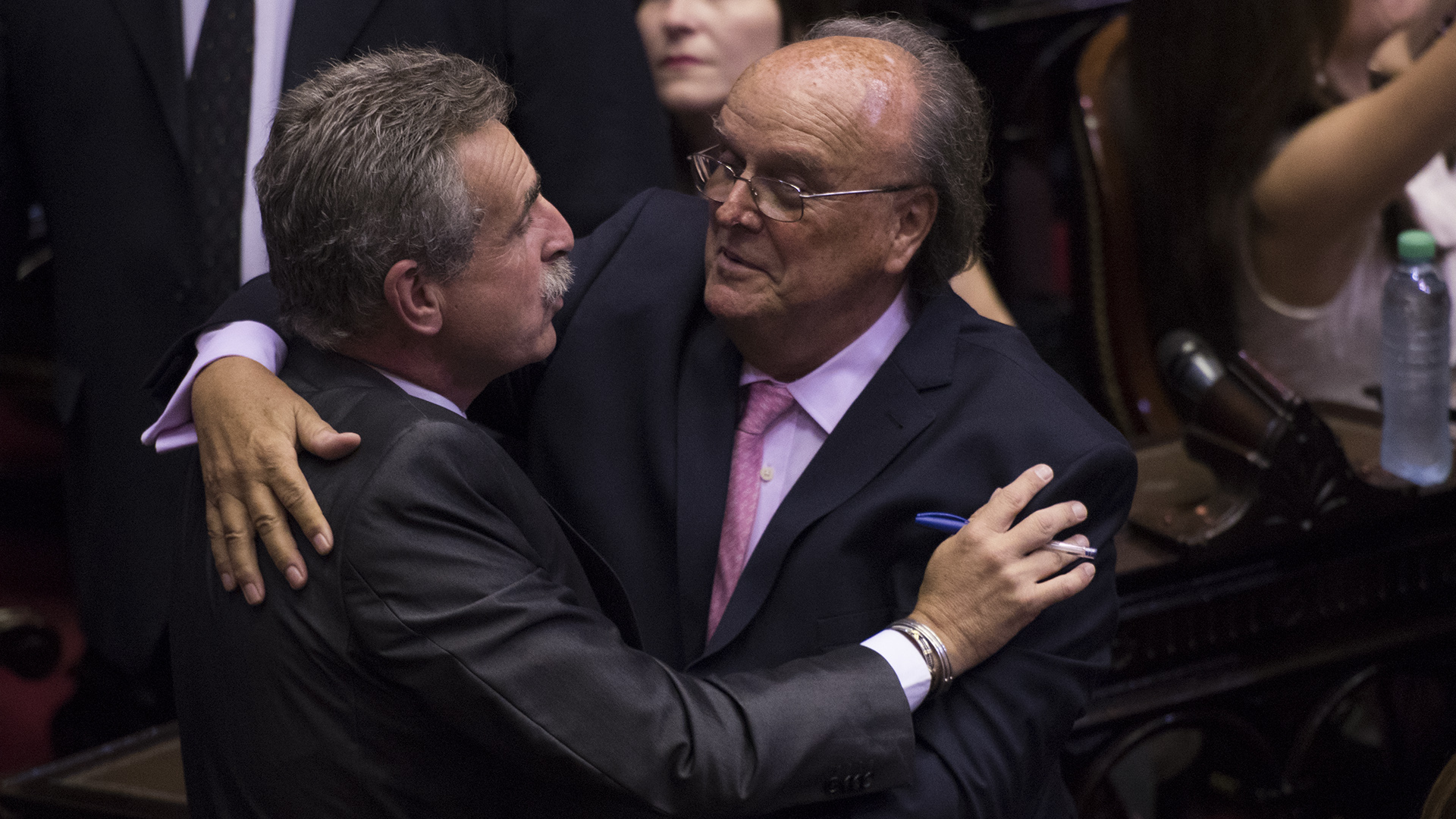 Los legisladores del FPV y el massismo conversaron durante la sesión