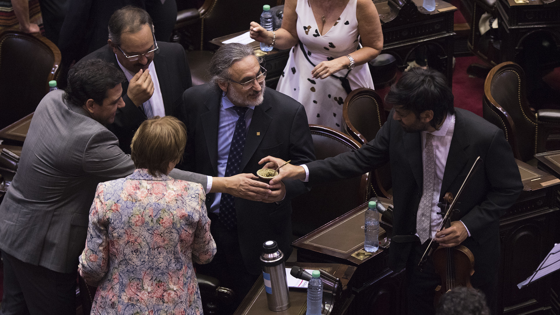 Los legisladores compartieron una ronda de mate durante la sesión