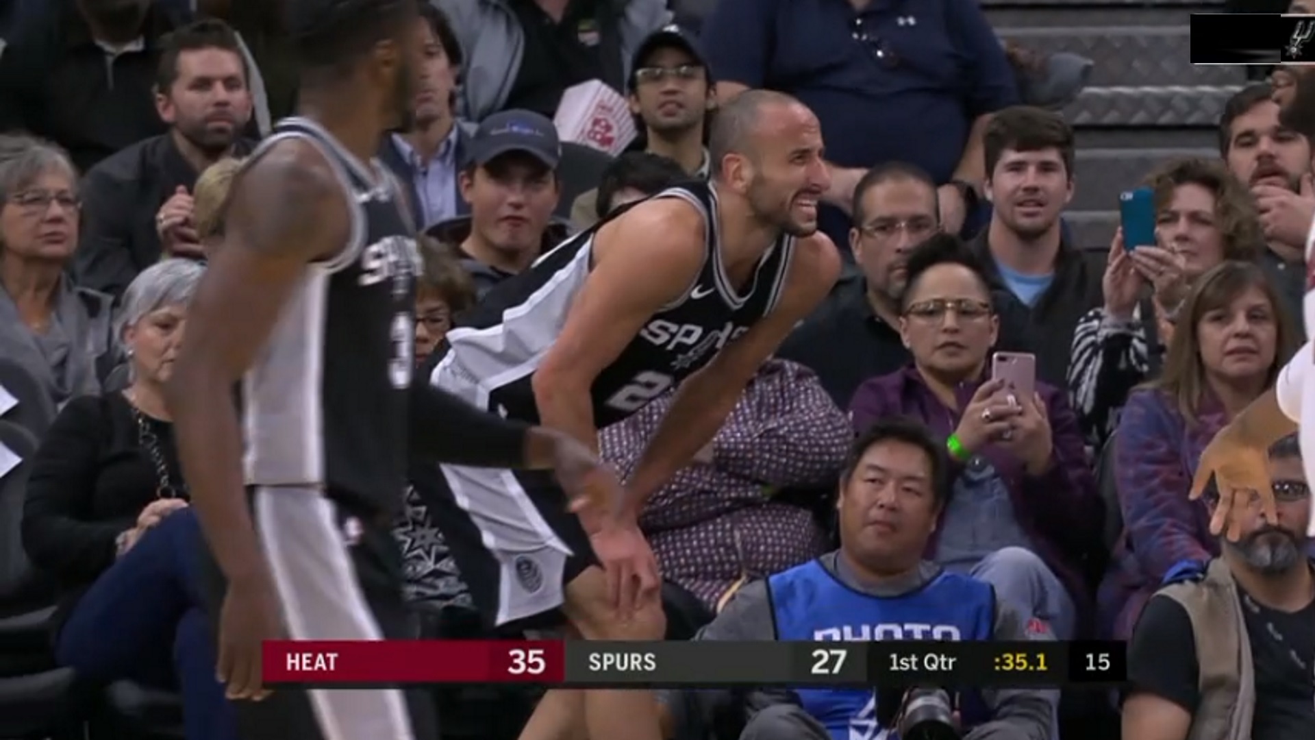 Manu Ginóbili fue clave en la victoria de los Spurs, pero asustó a todos por una lesión de rodilla