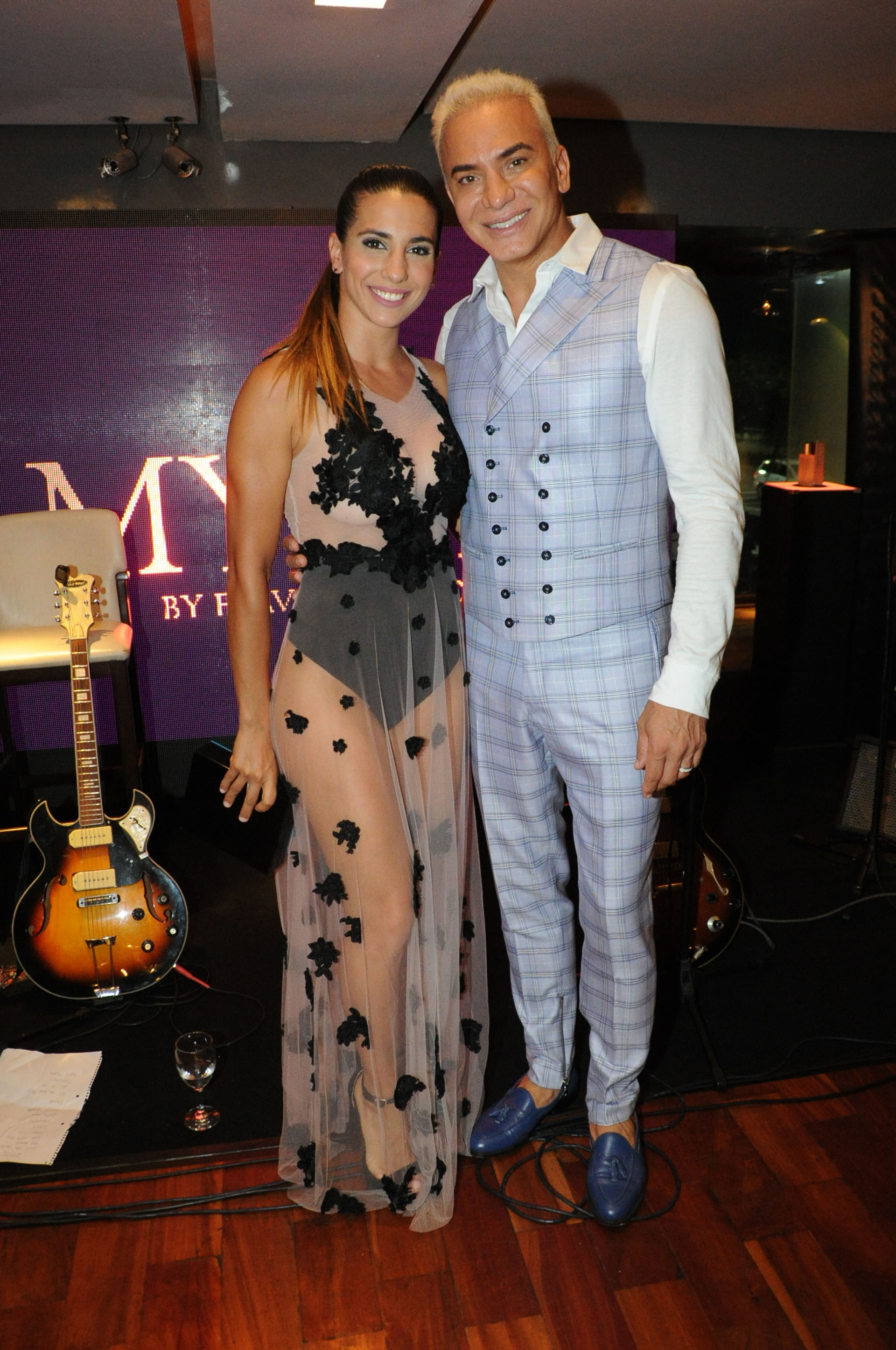Cinthia Fernández estuvo presente en el lanzamiento del nuevo perfume de Flavio Mendoza
