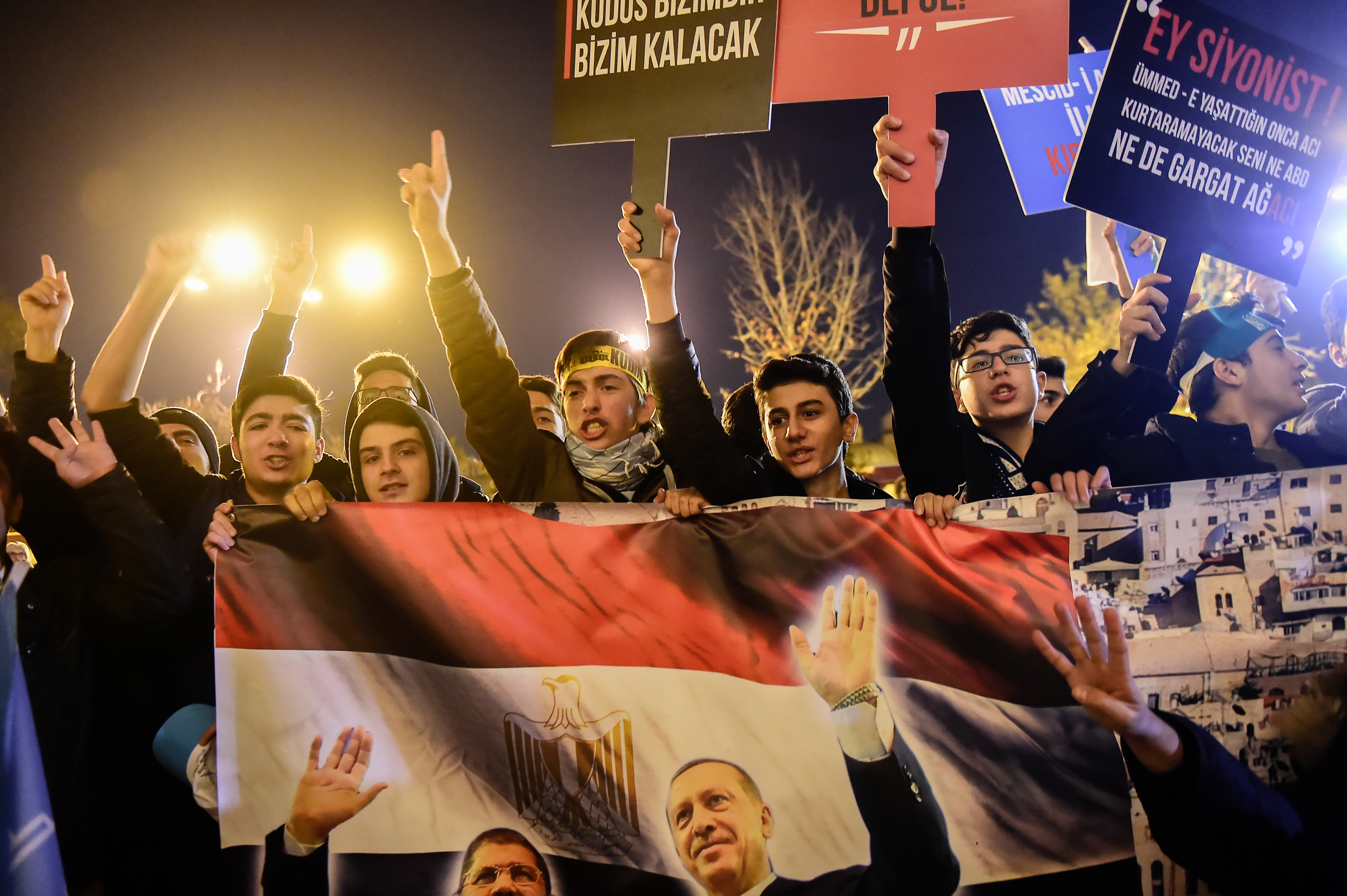 Simpatizantes del presidente turco Recep Erdogan y del depuesto presidente egipcio Mohammed Morsi marchan contra la medida de Estados Unidos (AFP)