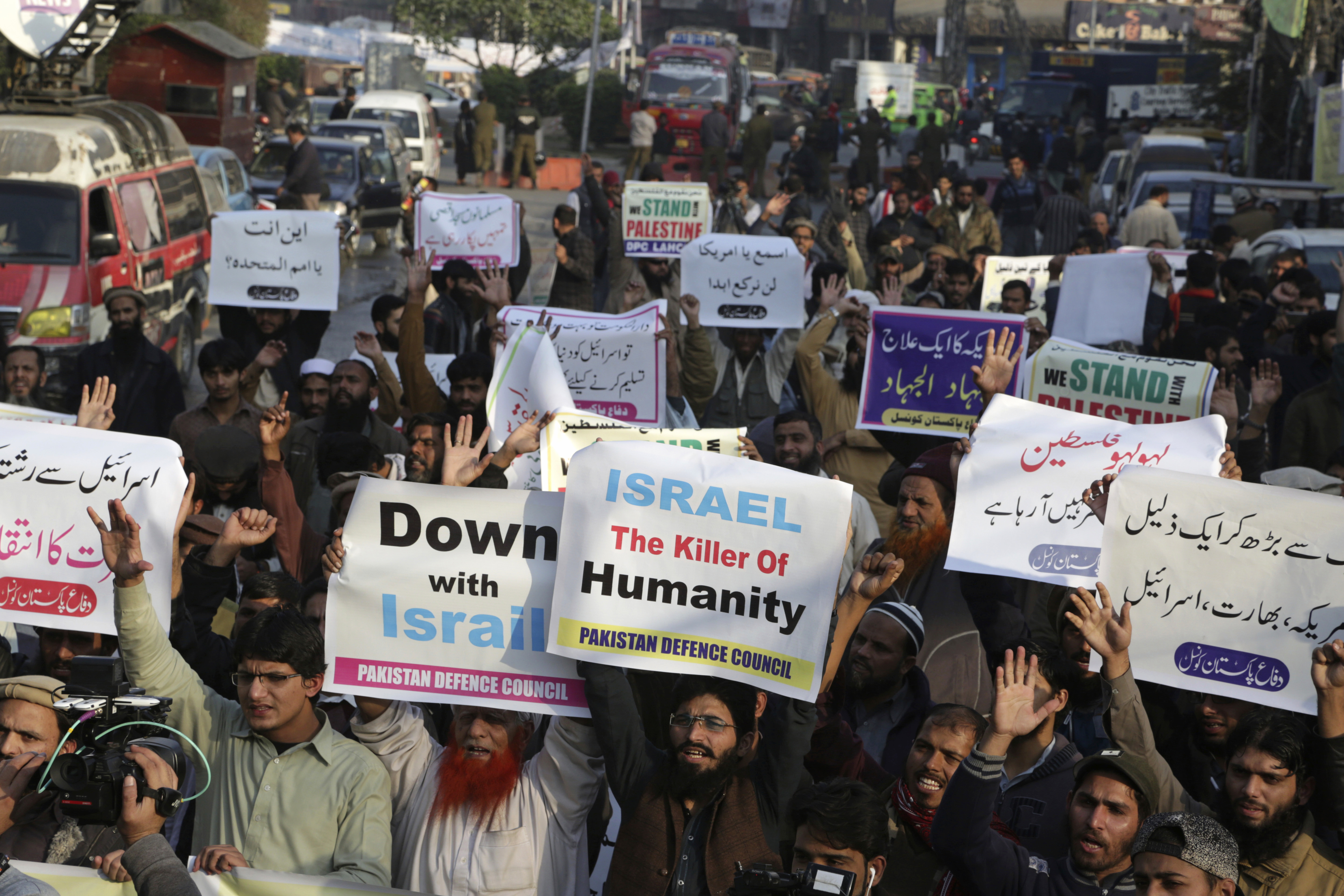Paquistaníes critican la medida en Lahore (AP)