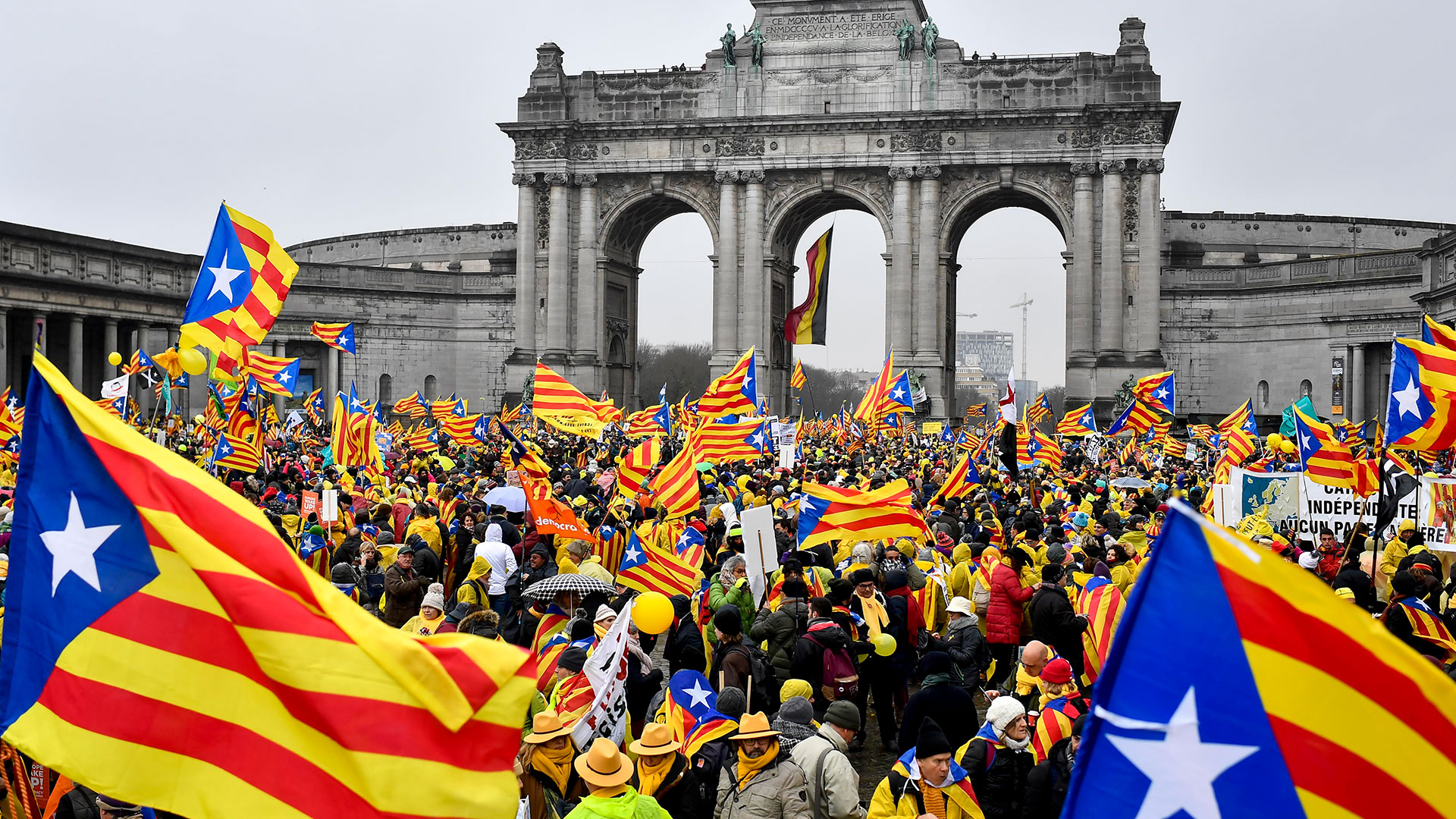 27/10 El Parlamento de Cataluña declara la independencia de España, forzando la intervención del gobierno central de Madrid (AFP)