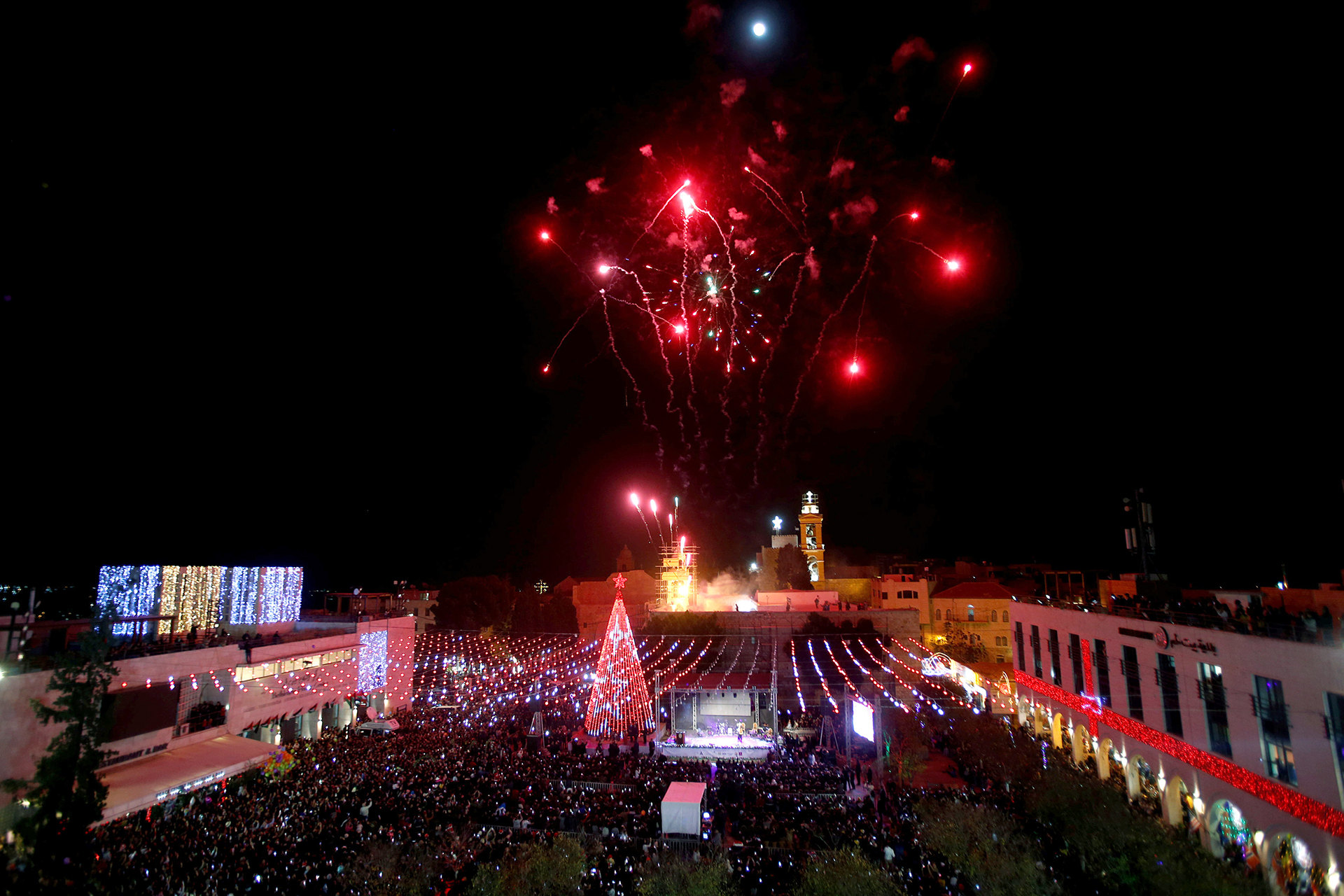 La Iglesia de la Navidad en Belén, con su marco de fuegos artificiales