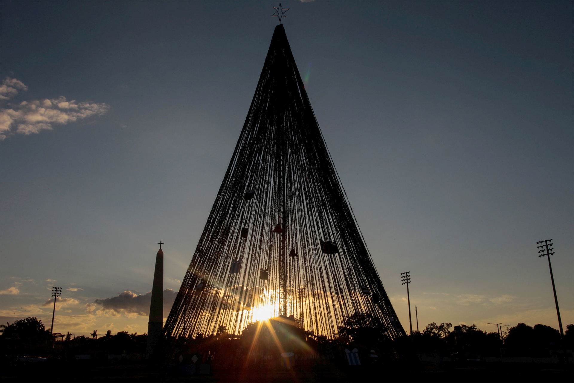 La plaza Juan Pablo II de Managua, en Nicaragua, en la puesta del Sol tras el árbol de Navidad