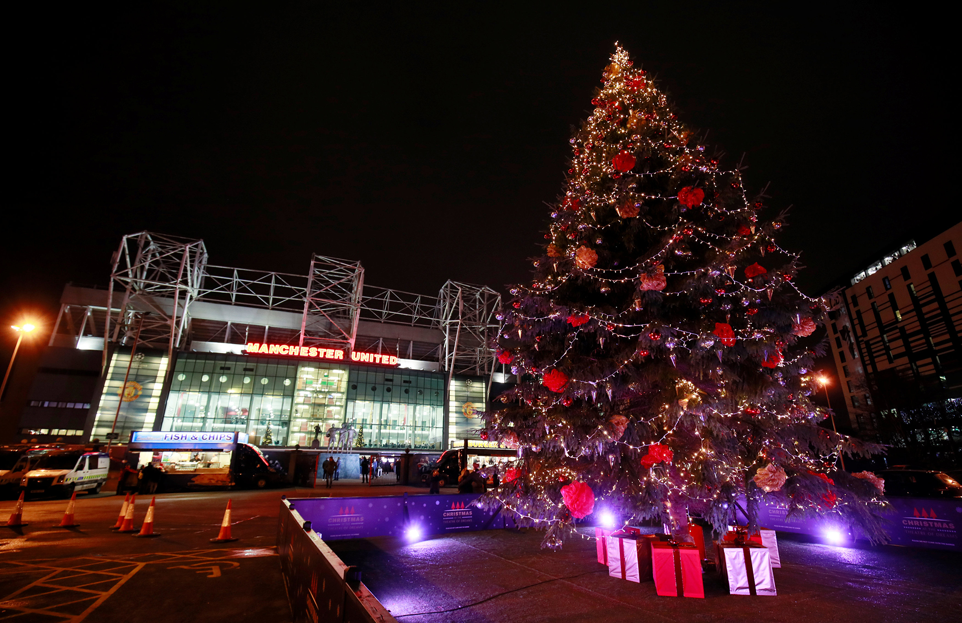 El árbol del Manchester United, frente al estadio Old Trafford